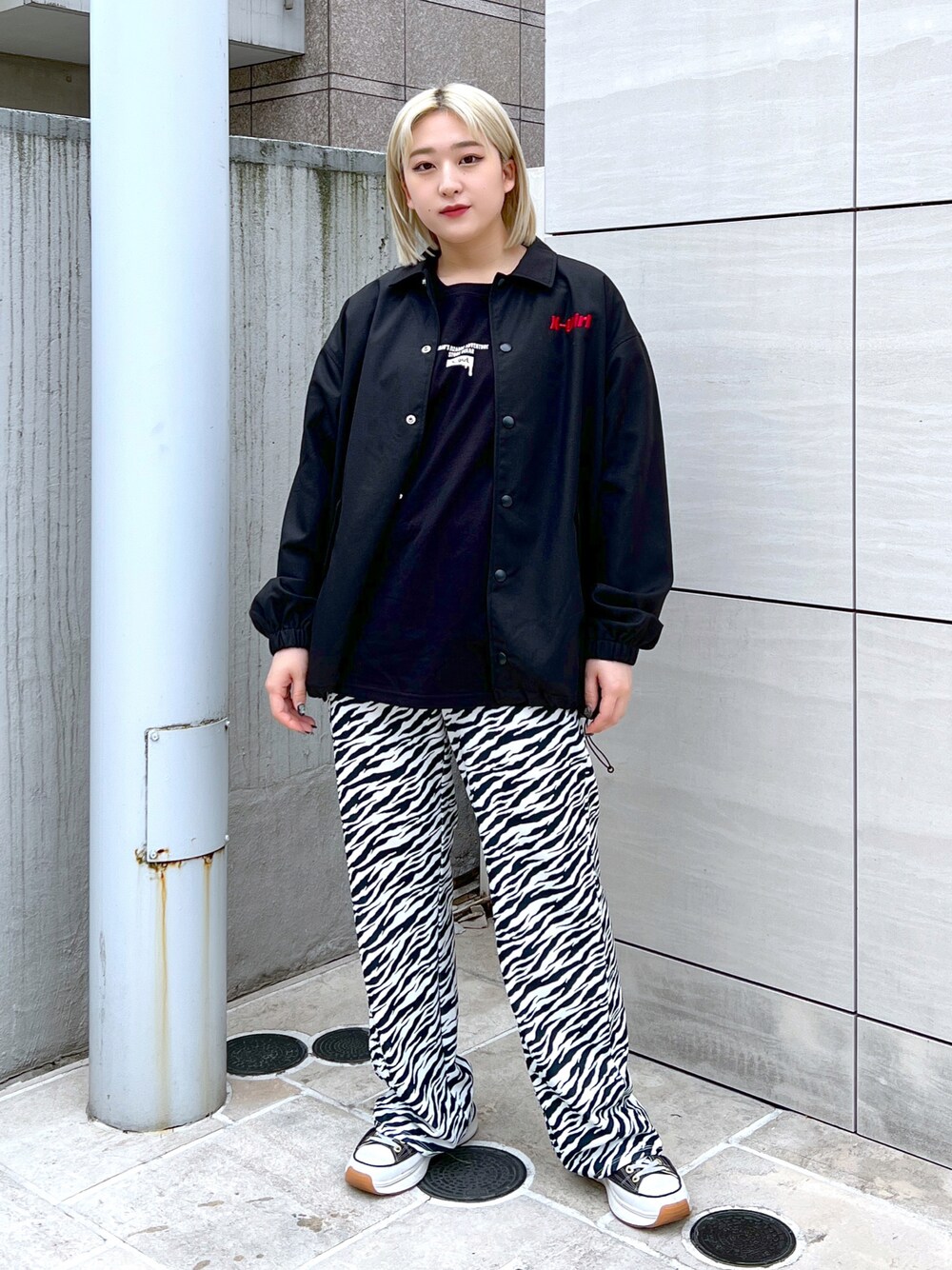 「パンツスタイル、おしゃれさんと繋がりたい、イージーパンツ、x-girl、エックスガール、JOJO、ジョジョの奇妙な冒険、ootd、ゼブラ柄、コーチジャケット、Tシャツ」｜「X-girlのアイテム（Tシャツ/カットソー、ブラック系）」を使った、MIKUさん（レディース・158cm）の春コーディネートの1枚目の写真