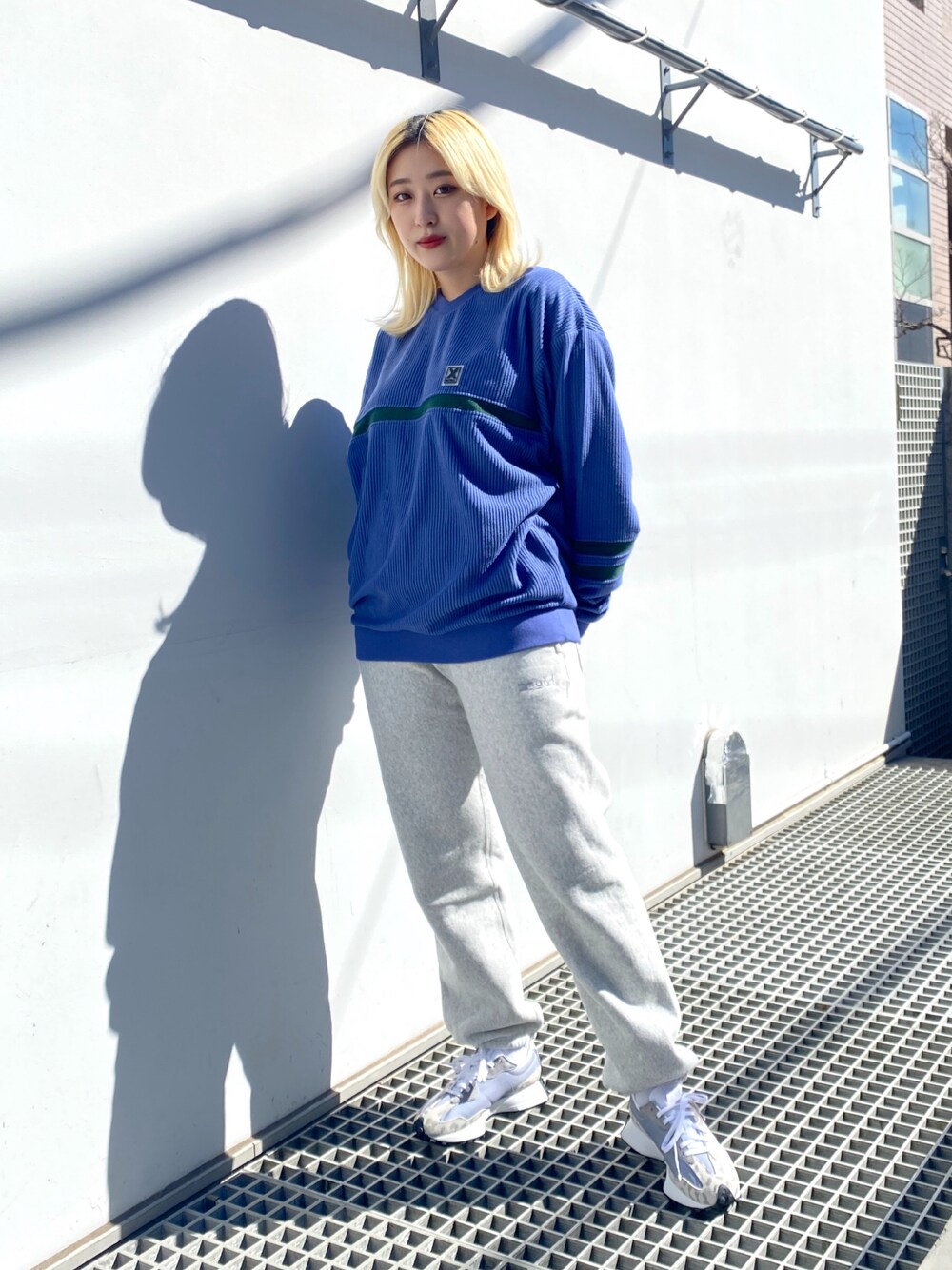 「wearhalloween2021、x-girl、New Balance、atmos、エックスガール、おしゃれさんと繋がりたい、Champion、コラボ、スウェット、スウェットパンツ、冬コーデ」｜「X-girlのCONTRAST LINE RIB TOP（Tシャツ/カットソー、ブルー系）」を使った、MIKUさん（レディース・158cm）の秋コーディネートの1枚目の写真