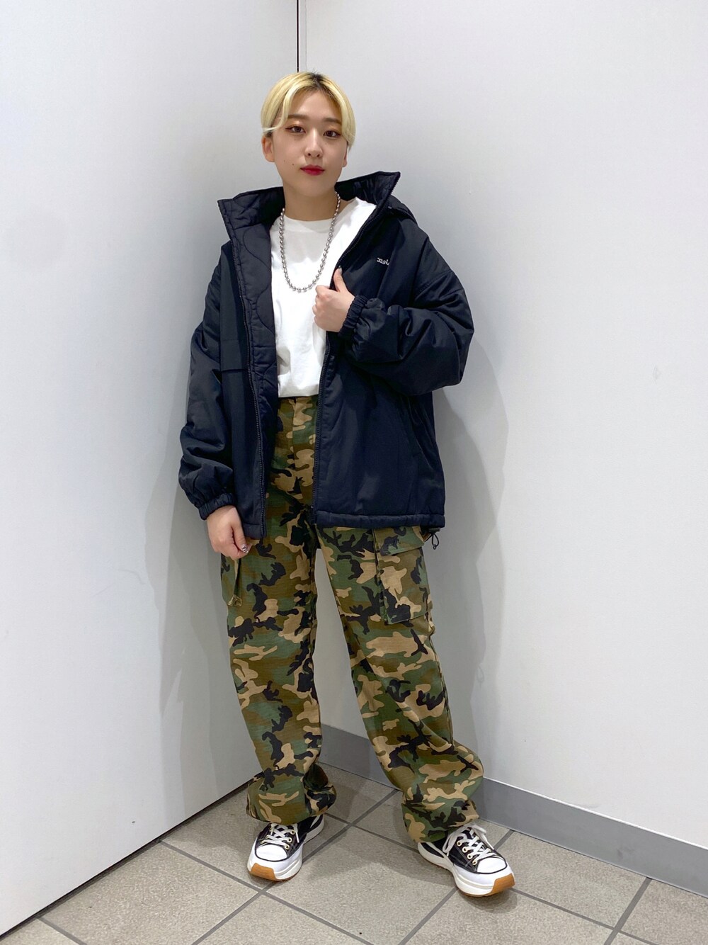 「だから秋服が好き、リバーシブル、ミリタリー、ストリート、ootd、x-girl、エックスガール、おしゃれさんと繋がりたい、冬コーデ」｜「X-girlのCOLLAGE L/S TEE（Tシャツ/カットソー、ホワイト系）」を使った、MIKUさん（レディース・158cm）の秋コーディネートの1枚目の写真
