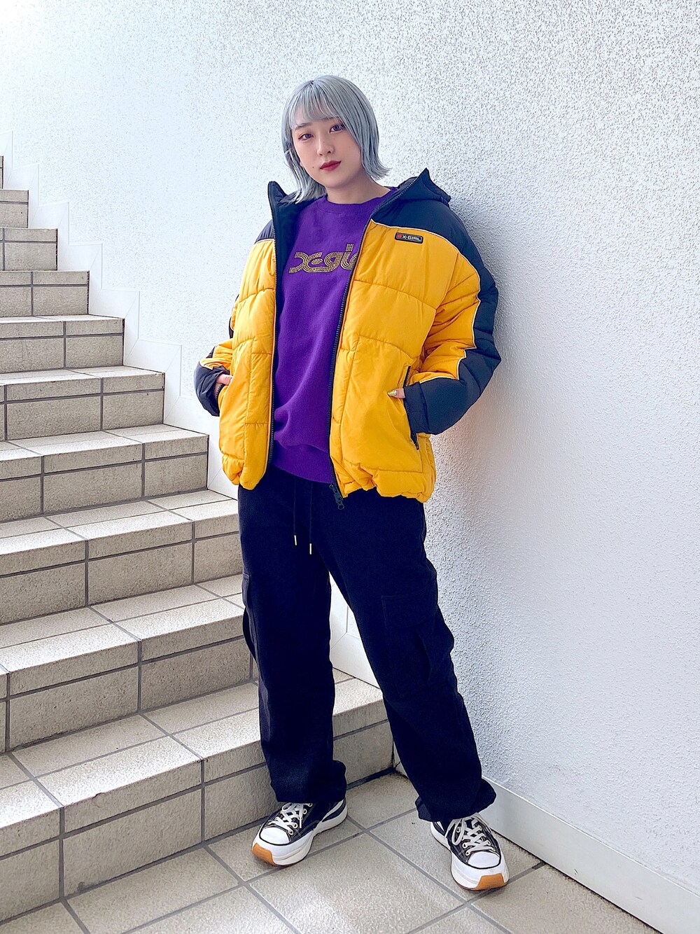 「クリスマスに着たい服、お出かけコーデ、冬アウター、パフジャケット、x-girl、エックスガール、スニーカーコーデ、カーゴパンツ、あったかコーデ、イエロー、パープル、ラインストーン、おしゃれさんと繋がりたい、ストリート」｜「X-girlのRHINESTONE LOGO CREW SWEAT TOP（スウェット、パープル系）」を使った、MIKUさん（レディース・158cm）の冬コーディネートの1枚目の写真