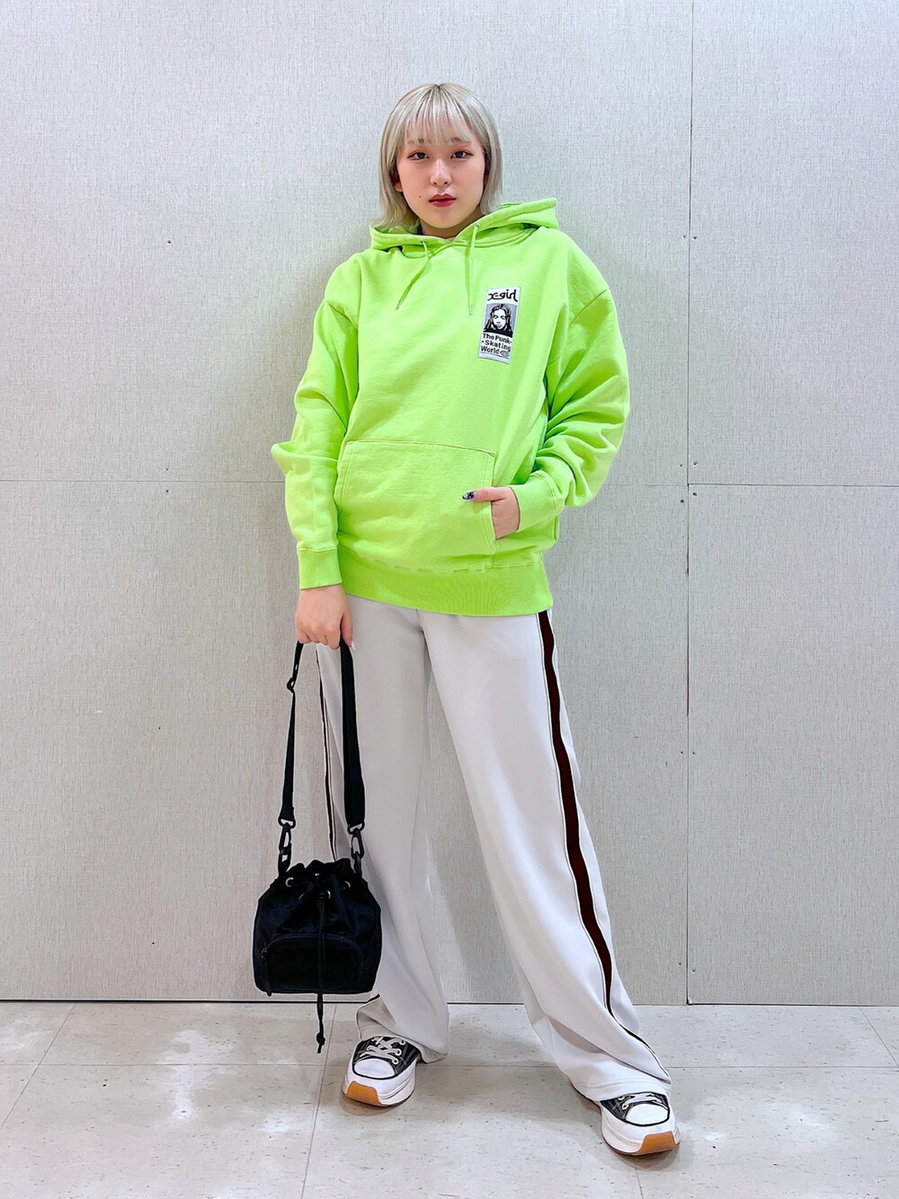 「春カラー、カジュアル、ラクチンコーデ、x-girl、エックスガール、ジャージ、ラインパンツ、巾着バッグ、ootd、おしゃれさんと繋がりたい」｜「X-girlのFACE PATCH SWEAT HOODIE（パーカー、グリーン系）」を使った、MIKUさん（レディース・158cm）の春コーディネートの1枚目の写真