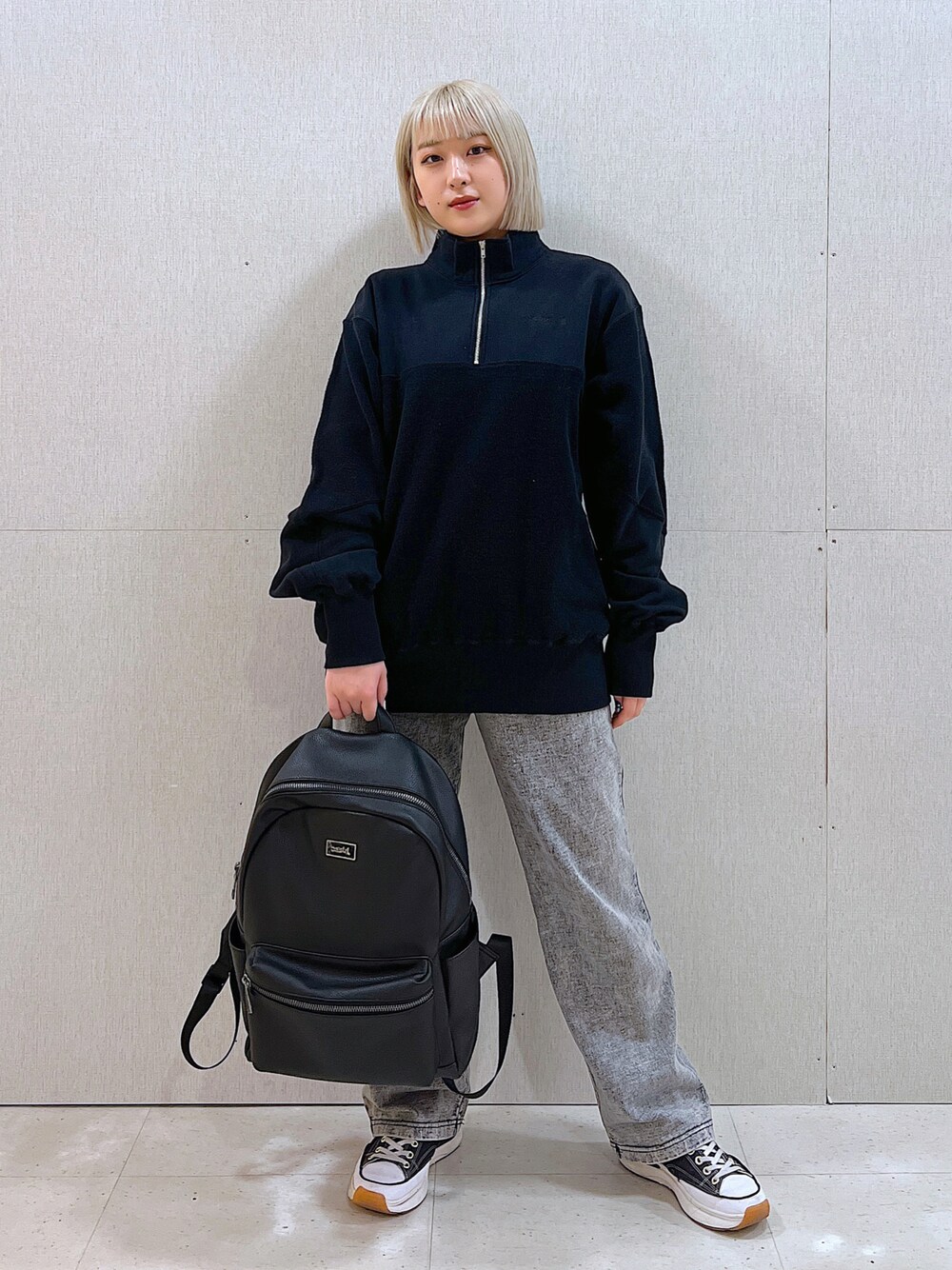 「シンプルコーデ、パンツスタイル、ケミカルウォッシュ、スウェットパンツ、ハーフジップ、フェイクレザー、ブラック、x-girl、エックスガール、ootd、おしゃれさんと繋がりたい」｜「X-girlのFAUX LEATHER BACKPACK（バックパック/リュック、ブラック系）」を使った、MIKUさん（レディース・158cm）の冬コーディネートの1枚目の写真