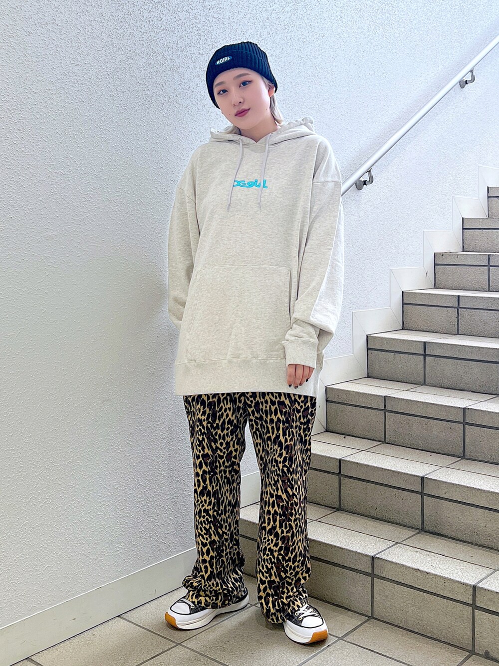 「春服みてみて、春カラー、お洒落さんとつながりたい、イージーパンツ、ひょう柄、ストレートパンツ、アニマル柄、ビッグシルエット、x-girl、エックスガール、ootd、オーバーサイズ、ゆるコーデ」｜「X-girlのMULTI PATTERN EASY STRAIGHT PANTS 2（その他パンツ、ベージュ系）」を使った、MIKUさん（レディース・158cm）の春コーディネートの1枚目の写真