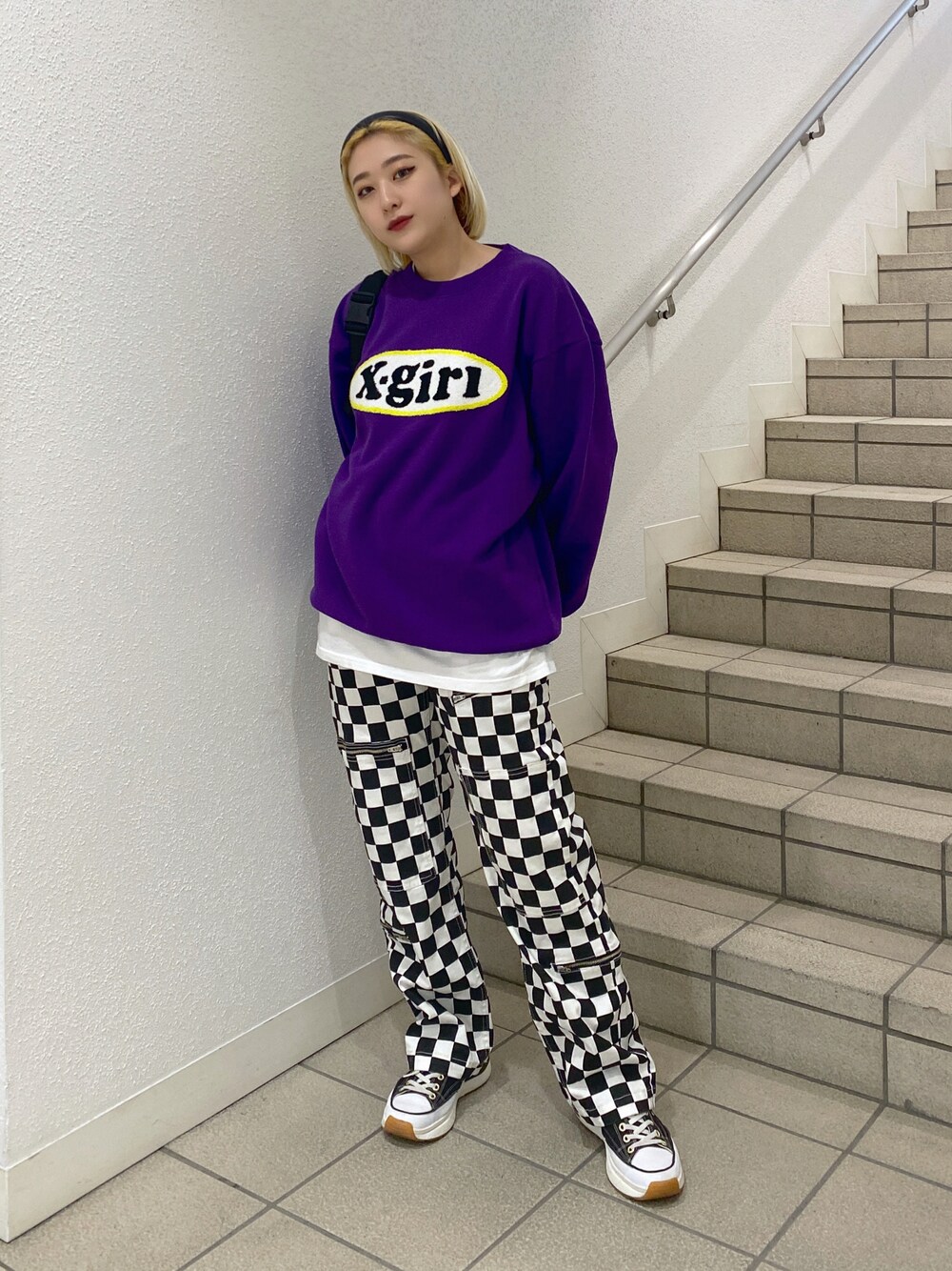 「パンツスタイル、ストリート、レイヤードスタイル、スニーカーコーデ、チェックパンツ、x-girl、エックスガール、パープル、おしゃれさんと繋がりたい、ootd」｜「X-girlのCHENILLE EMBROIDERY OVAL LOGO CREW SWEAT TOP（スウェット、パープル系）」を使った、MIKUさん（レディース・158cm）の秋コーディネートの1枚目の写真