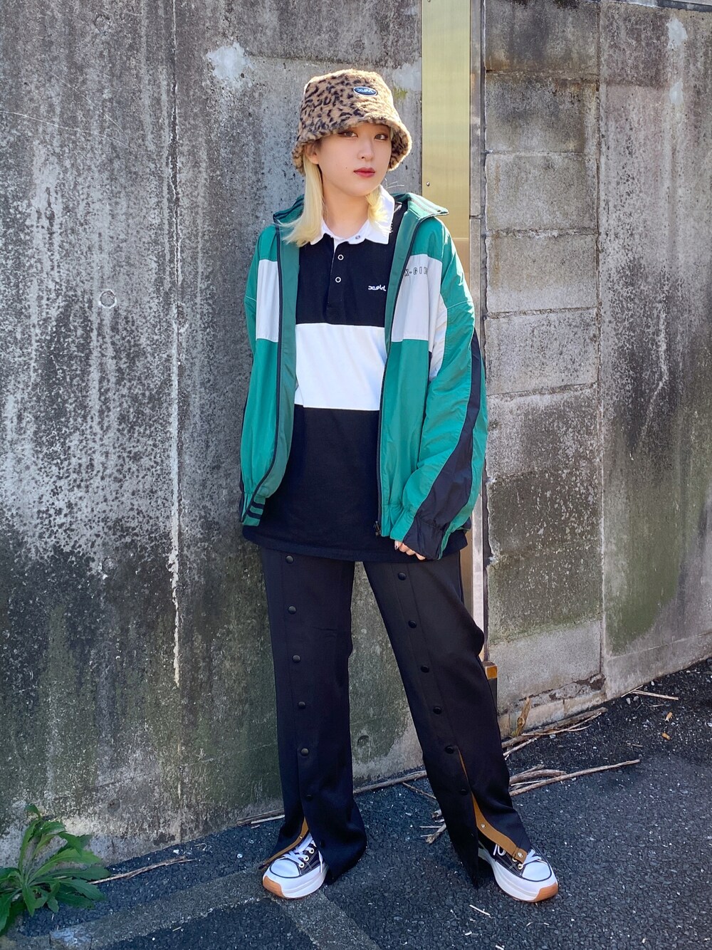 「wearhalloween2021、休日コーデ、秋コーデ、休日スタイル、おしゃれさんと繋がりたい、x-girl、エックスガール、リバーシブル、グリーン、ジャージ、バケツハット」｜「X-girlのFUR BUCKET HAT（ハット、ベージュ系）」を使った、MIKUさん（レディース・158cm）の秋コーディネートの1枚目の写真