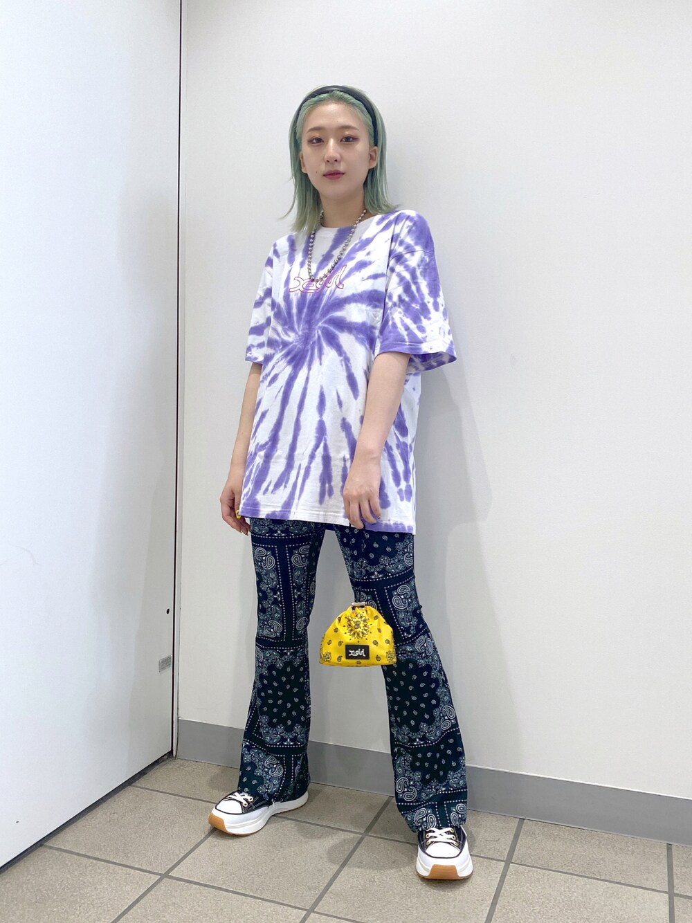 「リラックススタイル、x-girl、エックスガール、フレアパンツ、バンダナ、ポーチ、ミニバッグ、マーブル柄、タイダイ柄、夏」｜「X-girlのOUTLINE MILLS LOGO S/S TEE（Tシャツ/カットソー、パープル系）」を使った、MIKUさん（レディース・158cm）の夏コーディネートの1枚目の写真