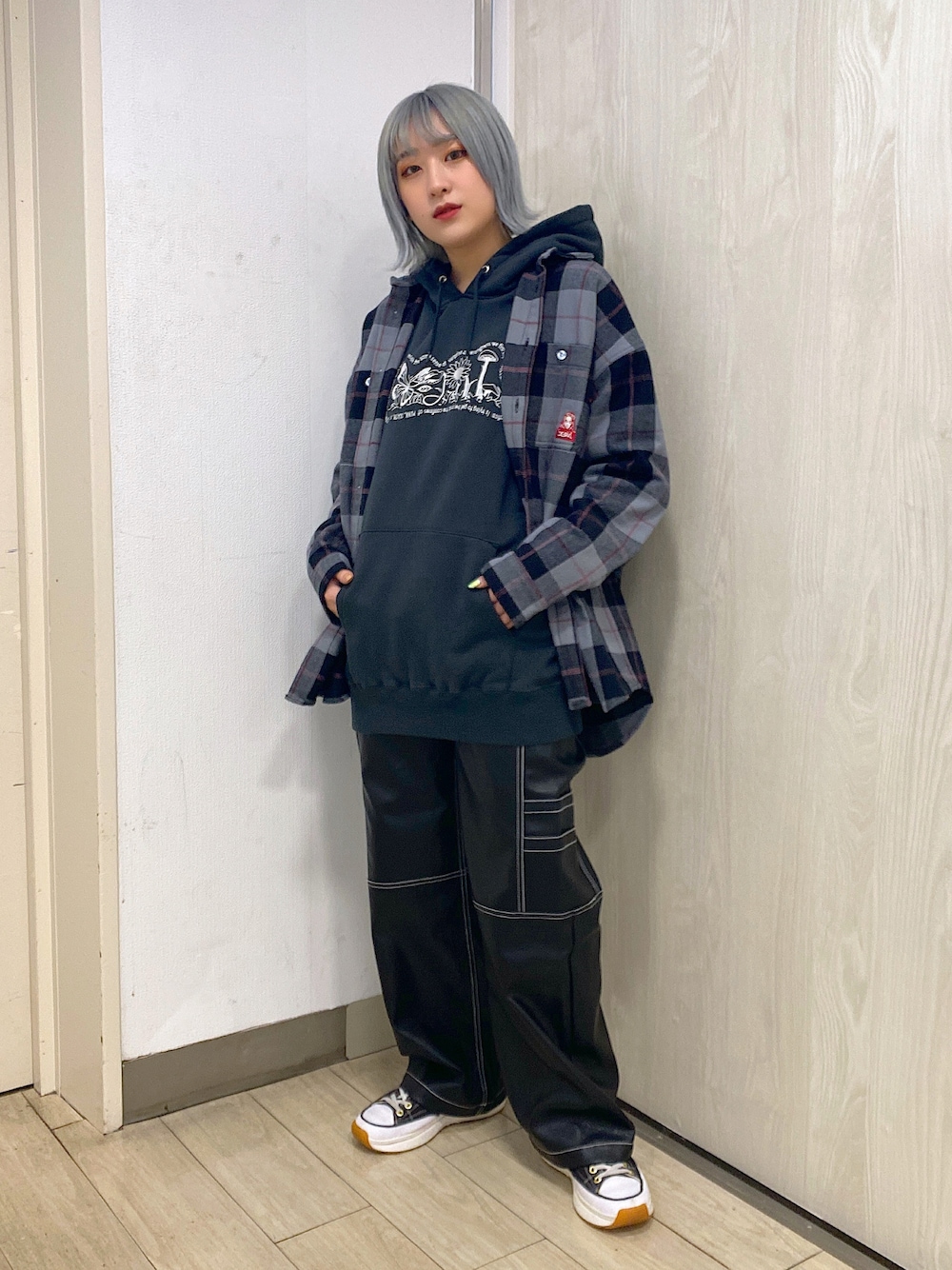 「クリスマスに着たい服、お出かけコーデ、シャツスタイル、チェックシャツ、x-girl、エックスガール、ootd、ストリート、レザーパンツ、パーカー、オールブラック、スニーカーコーデ、おしゃれさんと繋がりたい、モノトーンコーデ」｜「X-girlのFLOWERS LOGO SWEAT HOODIE（パーカー、グレー系）」を使った、MIKUさん（レディース・158cm）の冬コーディネートの1枚目の写真