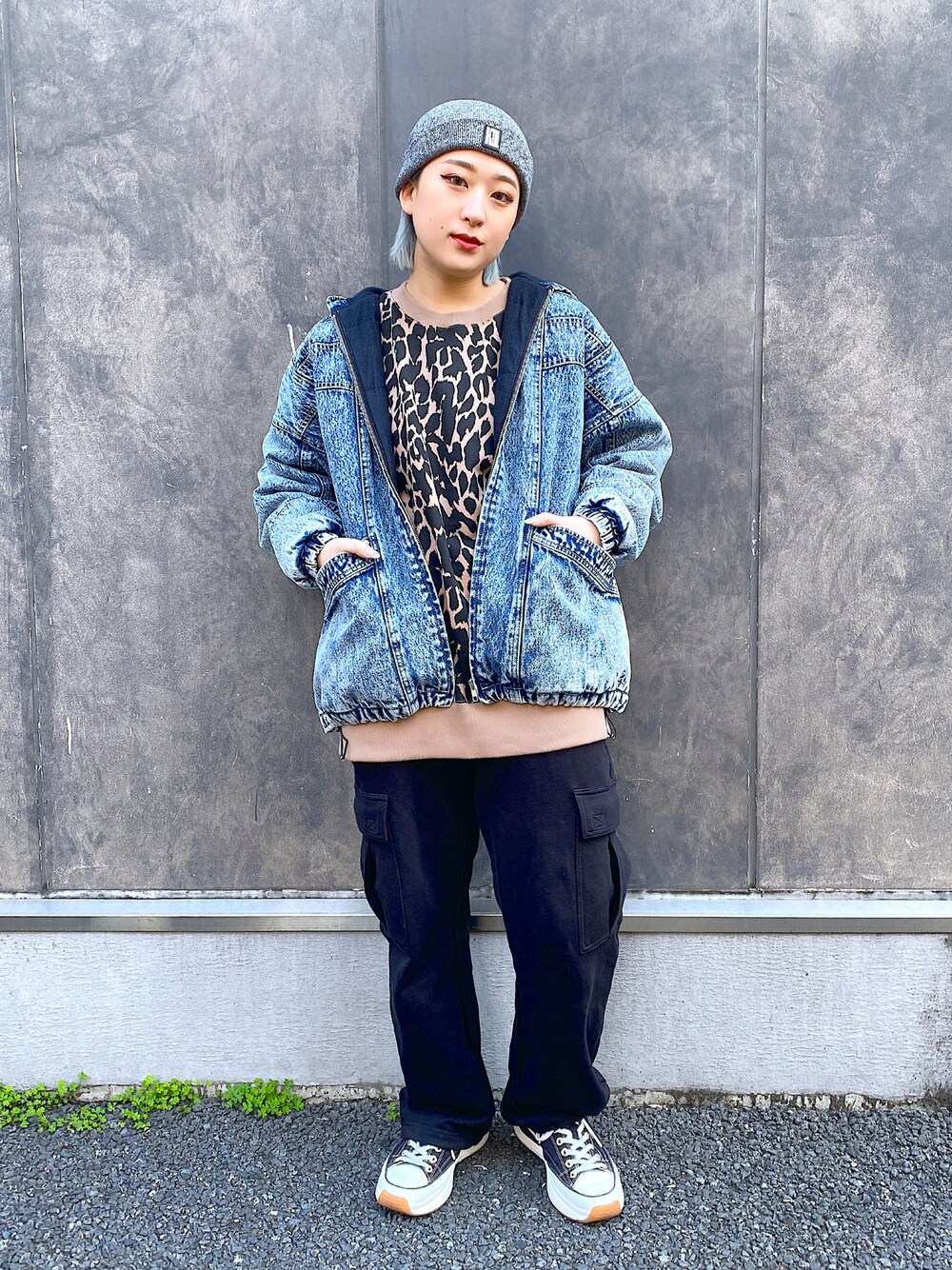 「クリスマスに着たい服、ストリート、x-girl、エックスガール、ootd、おしゃれさんと繋がりたい、デニム、カーゴパンツ、ニット帽、アニマル柄、レオパード、オーバーサイズ、スウエット」｜「X-girlのMELANGE KNIT CAP（ニットキャップ/ビーニー、ホワイト系）」を使った、MIKUさん（レディース・158cm）の冬コーディネートの1枚目の写真