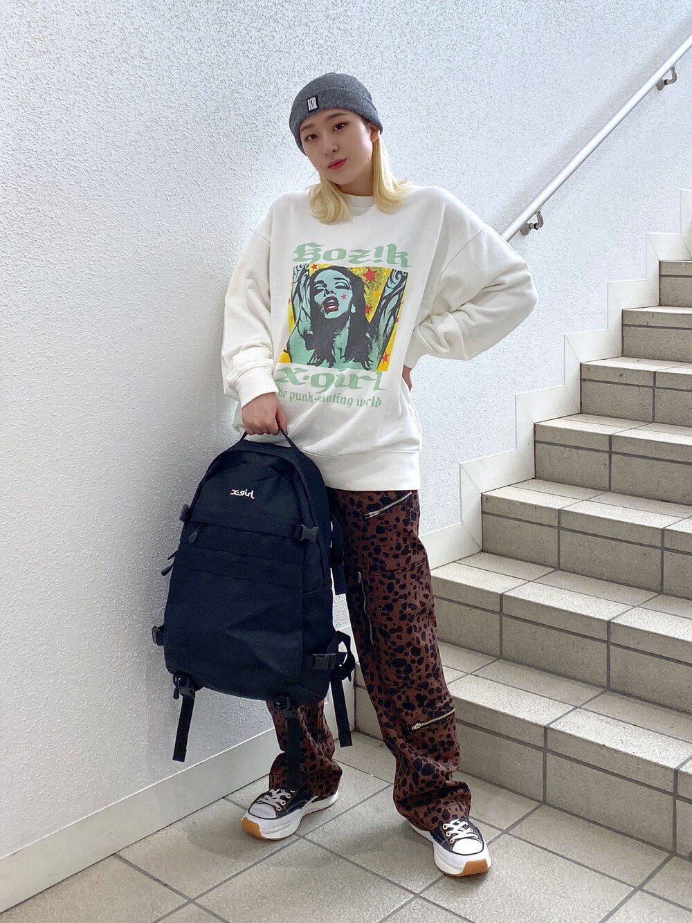 「だから秋服が好き、ダルメシアン柄、スウェット、秋トレンド2021、x-girl、エックスガール、KOZIK、ニット帽、ストリート、おしゃれさんと繋がりたい」｜「X-girlのMELANGE KNIT CAP（ニットキャップ/ビーニー、ホワイト系）」を使った、MIKUさん（レディース・158cm）の秋コーディネートの1枚目の写真