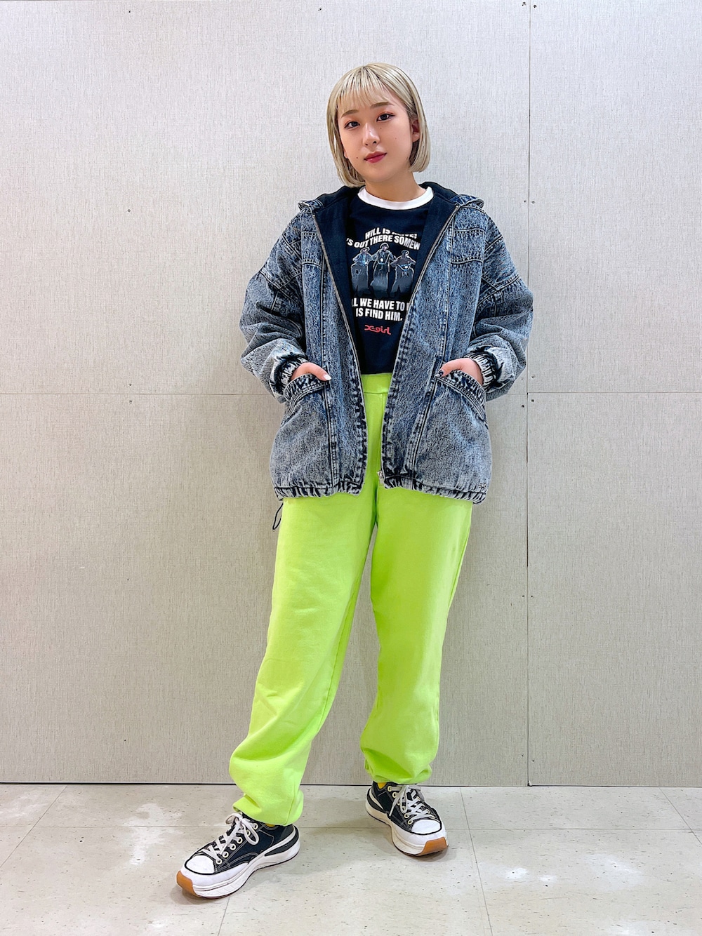「パンツスタイル、今日のコーデ、おしゃれさんと繋がりたい、オーバーサイズ、デニムジャケット、ストレンジャーシングス、リンガーTシャツ、スウェットパンツ、ストリート、ootd」｜「X-girlのPANELLED DENIM COAT（デニムジャケット、ブルー系）」を使った、MIKUさん（レディース・158cm）の冬コーディネートの1枚目の写真