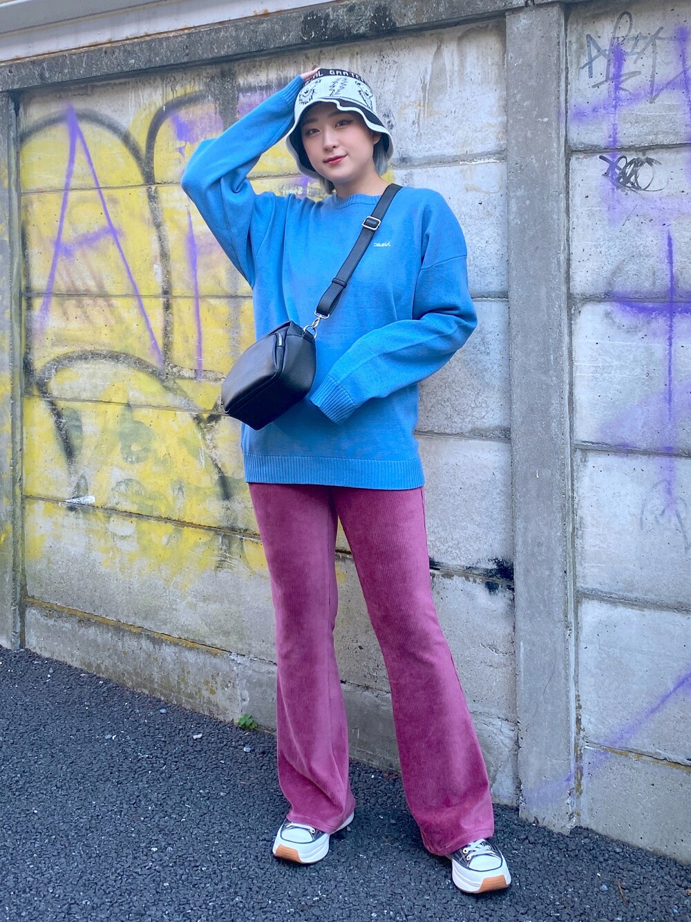 「クリスマスに着たい服、大人カジュアル、ニット、フレアパンツ、バケットハット、x-girl、エックスガール、イージーパンツ、ライトブルー、おしゃれさんと繋がりたい、スニーカーコーデ、ストリート、ootd」｜「X-girlのCREW KNIT TOP（ニット/セーター、ブルー系）」を使った、MIKUさん（レディース・158cm）の冬コーディネートの1枚目の写真