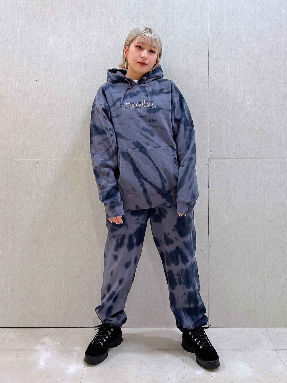「休日コーデ、パンツスタイル、セットアップ、スウェットパンツ、タイダイ柄、パーカー、ストリート、NIKE、スニーカー、x-girl、エックスガール、おしゃれさんと繋がりたい、ootd」｜「X-girlのTIE-DYE SWEAT HOODIE（パーカー、ブラック系）」を使った、MIKUさん（レディース・158cm）の冬コーディネートの1枚目の写真