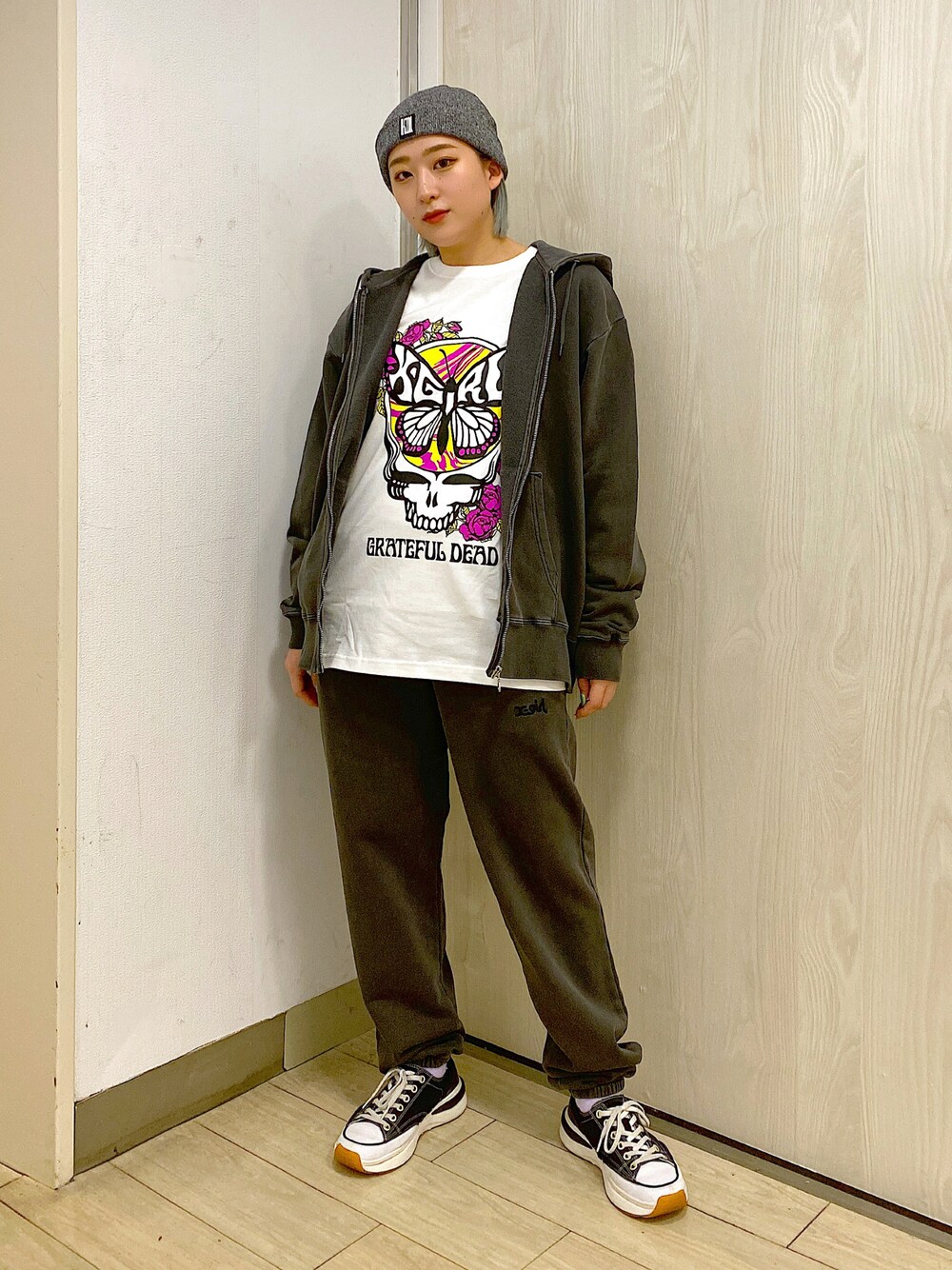 「クリスマスに着たい服、秋冬コーデ、カジュアル、ストリート、x-girl、エックスガール、セットアップ、スウェットパンツ、ジップアップパーカー、チャコールグレー、おしゃれさんと繋がりたい」｜「X-girlのMELANGE KNIT CAP（ニットキャップ/ビーニー、ホワイト系）」を使った、MIKUさん（レディース・158cm）の冬コーディネートの1枚目の写真