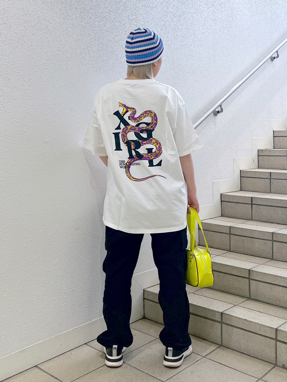 「ストリート、ビッグシルエット、Tシャツ、x-girl、エックスガール、ボストンバッグ、カーゴパンツ、ニット帽、おしゃれさんと繋がりたい、ootd、春服みてみて」｜「X-girlのSTRIPED KNIT CAP（ニットキャップ/ビーニー、ブラック系）」を使った、MIKUさん（レディース・158cm）の春コーディネートの1枚目の写真