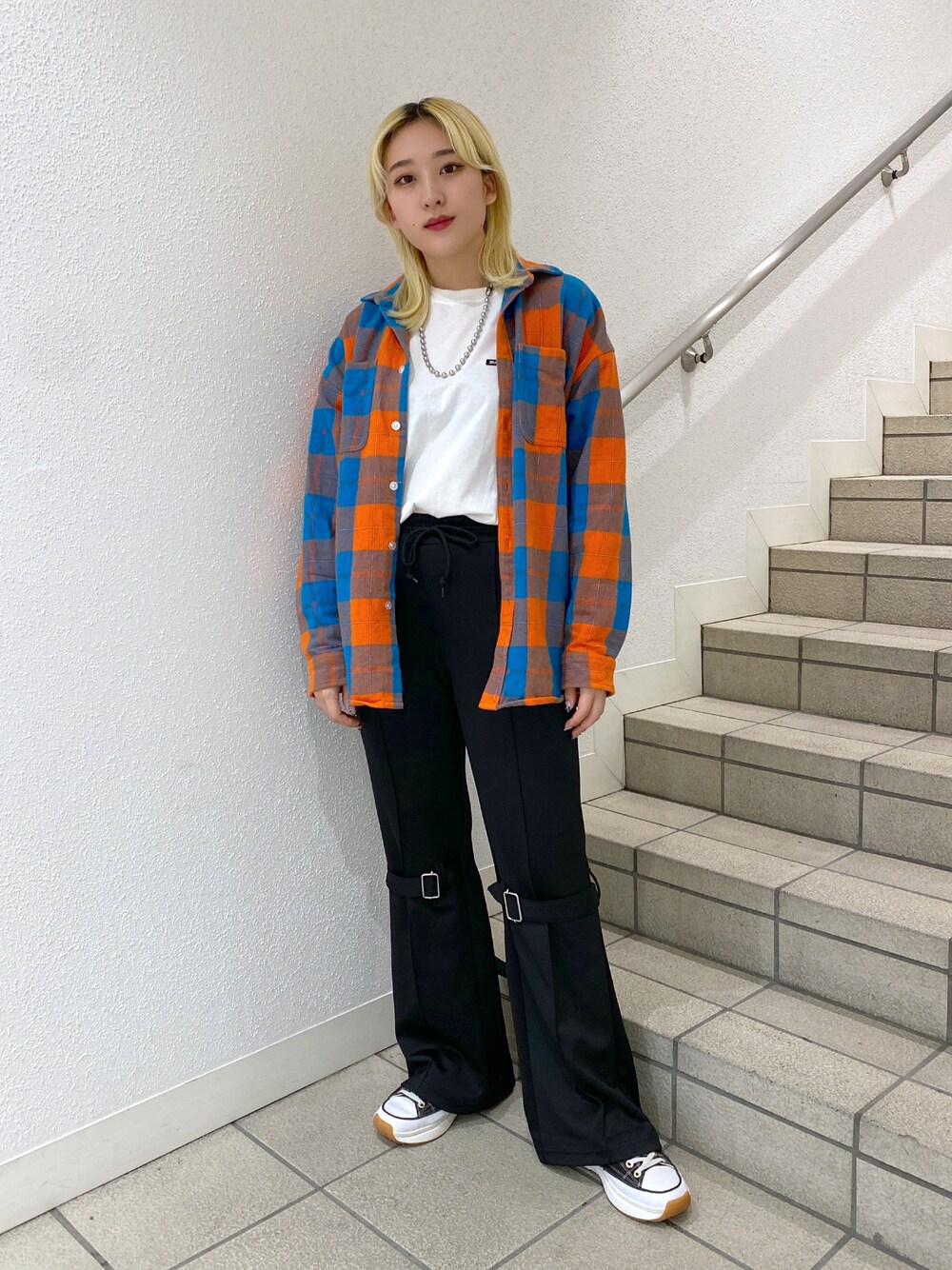 「だから秋服が好き、秋コーデ、ゆるコーデ、ストリート、x-girl、エックスガール、シャツスタイル、チェックシャツ、オレンジ、ボンテージパンツ、パンツスタイル」｜「X-girlのBASIC 2P BOX LOGO L/S TEE（Tシャツ/カットソー、その他）」を使った、MIKUさん（レディース・158cm）の秋コーディネートの1枚目の写真