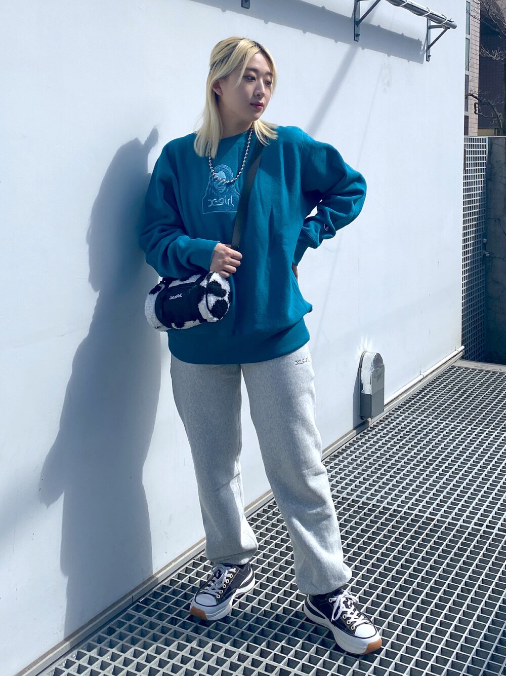 「だから秋服が好き、Champion、x-girl、エックスガール、秋冬コーデ、裏起毛、おしゃれさんと繋がりたい」｜「X-girlのX-girl × Champion FACE REVERSE WEAVE CREWNECK SWEAT TOP（スウェット、グリーン系）」を使った、MIKUさん（レディース・158cm）の秋コーディネートの1枚目の写真