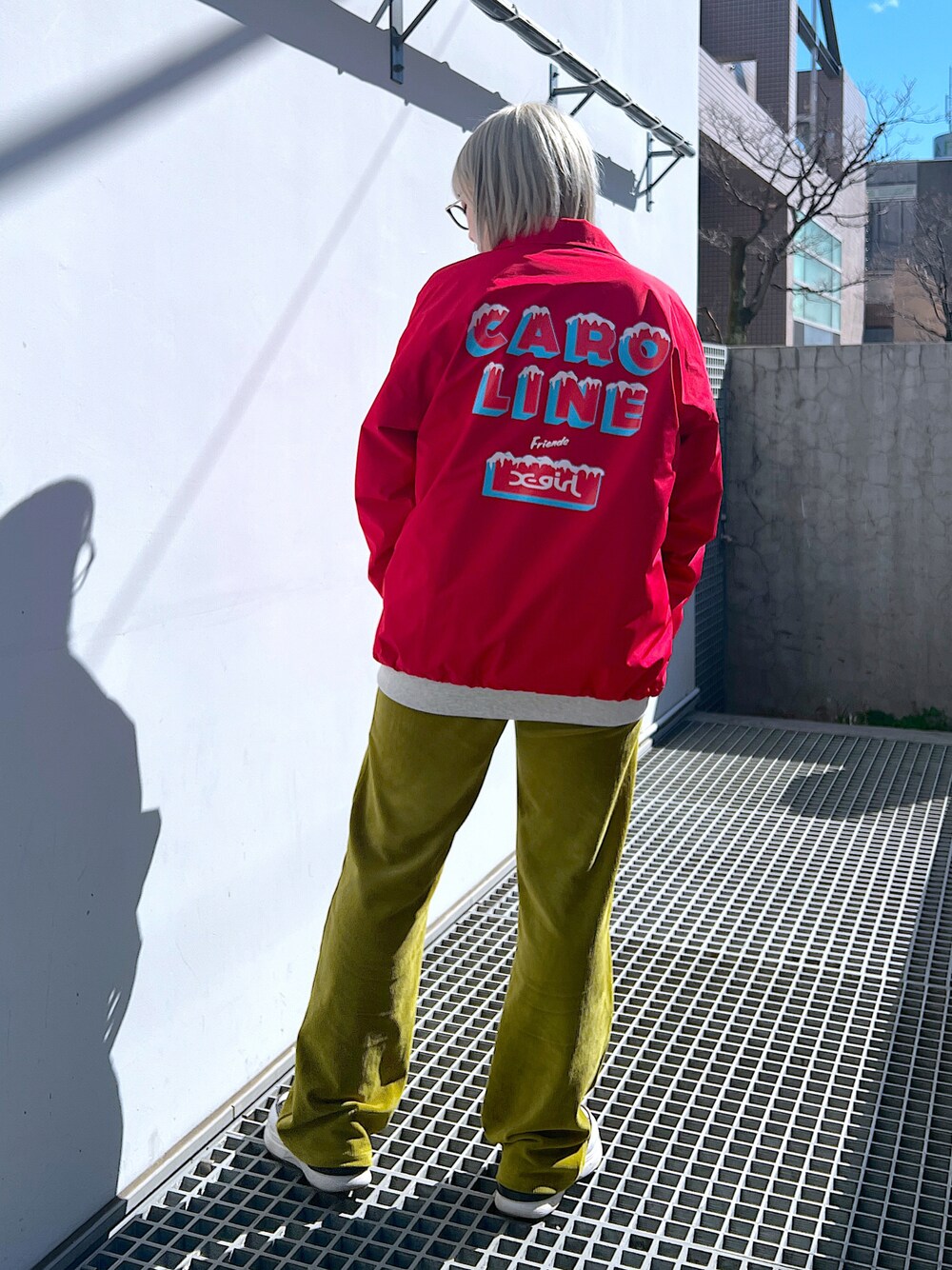 「春コーデ、x-girl、エックスガール、キャロラインダイナー、コーチジャケット、イージーパンツ、おしゃれさんと繋がりたい、レッド、コラボ、ootd、ストリート」｜「X-girlのEASY WIDE PANTS（その他パンツ、グリーン系）」を使った、MIKUさん（レディース・158cm）の冬コーディネートの1枚目の写真