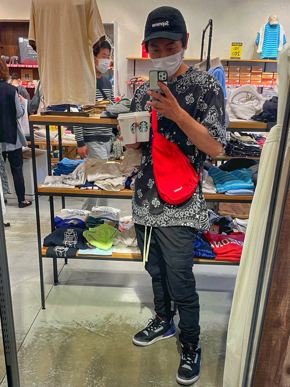 「シンプル、ショルダーバッグ、ストリート、スニーカー、休日スタイル、supreme、NIKE、BLACKTAILOR、WINDANDSEA」｜「Supreme のアイテム（キャップ、ブラック系）」を使った、1986takaさん（メンズ・175cm）の春コーディネートの1枚目の写真