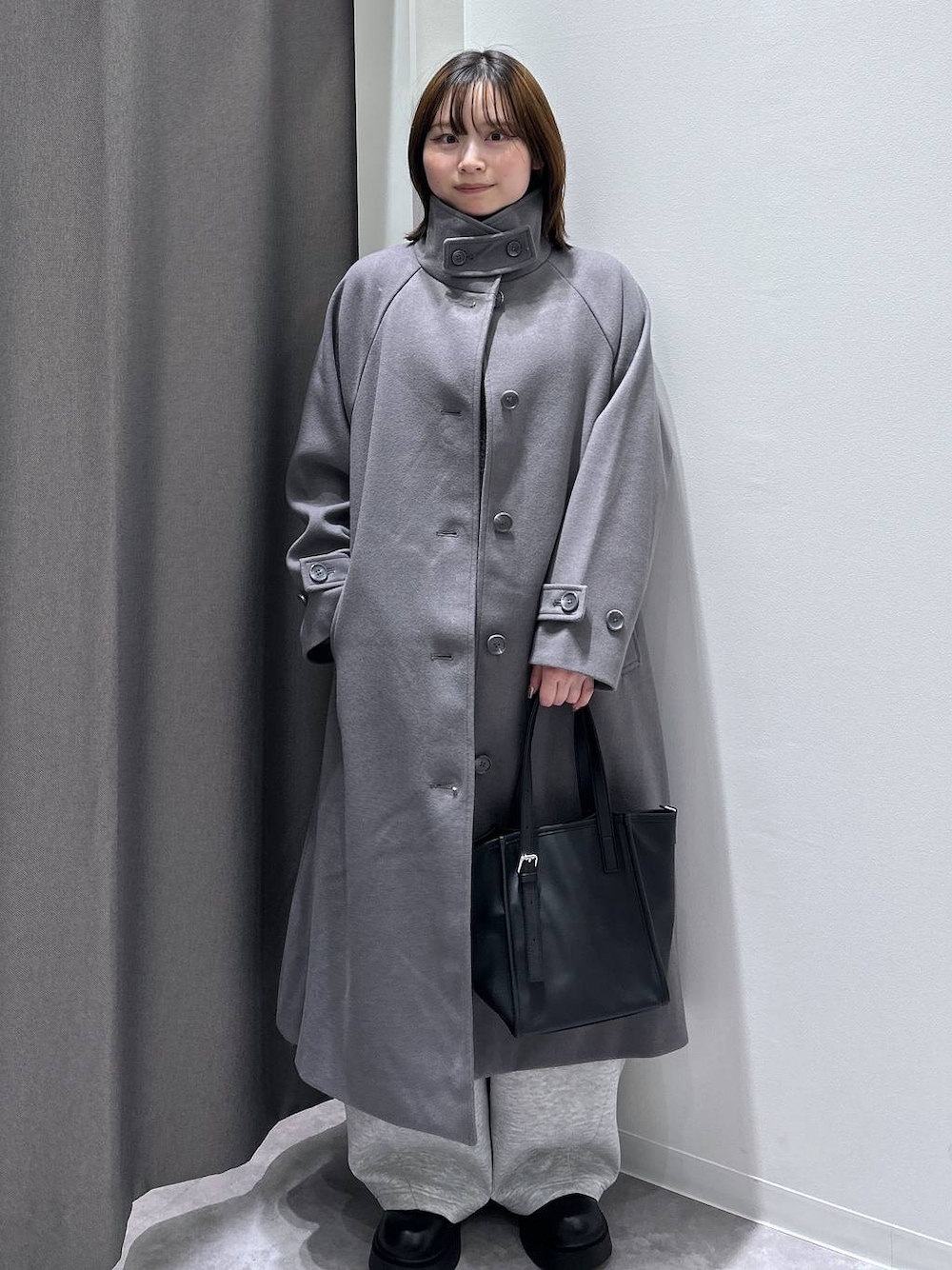 グレー系のその他アウター、ブラック系のブーツ、グレー系のスウェットパンツを着用したレディースの秋コーディネートの1枚目の写真