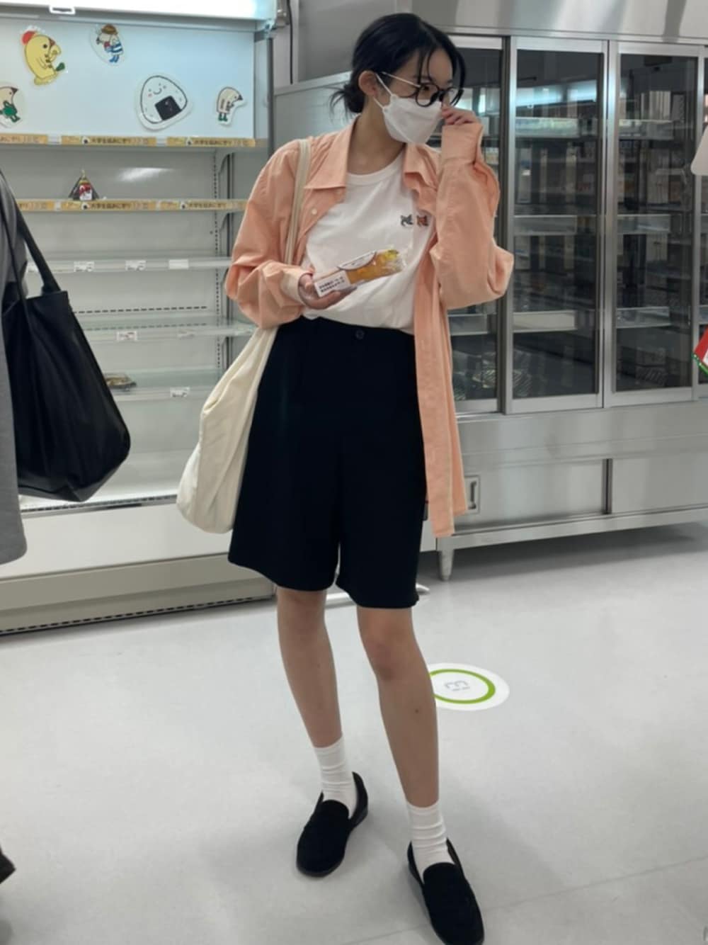 「ハーフパンツ、MAISON KITSUNE、黒メガネ、オトナカジュアル、秋コーデ、メゾンキツネ、シンプル」｜「Maison Kitsuneのアイテム（Tシャツ/カットソー、ホワイト系）」を使った、yuinaさん（レディース・159cm）の秋コーディネートの1枚目の写真