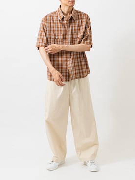 「URBAN RESEARCH Sonny Label（アーバンリサーチサニーレーベル）のタイプライターイージーワイドパンツ（その他パンツ、ホワイト系）」を使った、カワバタさん（メンズ・185cm）の夏コーディネート