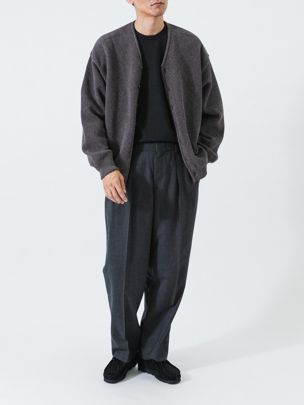 ブラック系のその他シューズ、ブラウン系のカーディガン/ボレロ、ブラック系のTシャツ/カットソーを着用したメンズの秋コーディネートの1枚目の写真