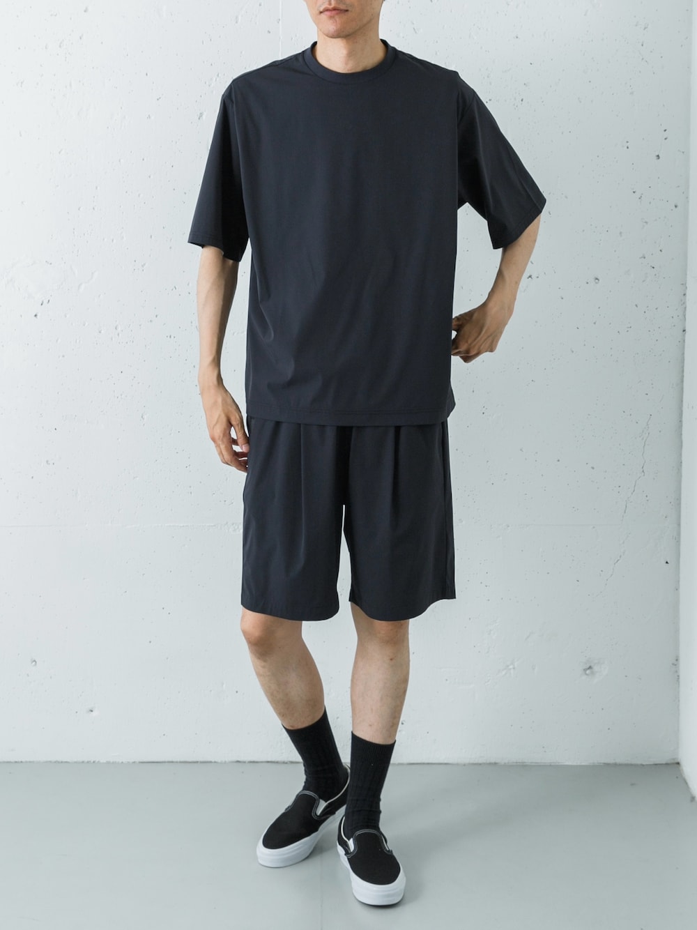 ブラック系のスニーカー、ブラック系のその他パンツ、ブラック系のTシャツ/カットソーを着用したメンズの夏コーディネートの1枚目の写真