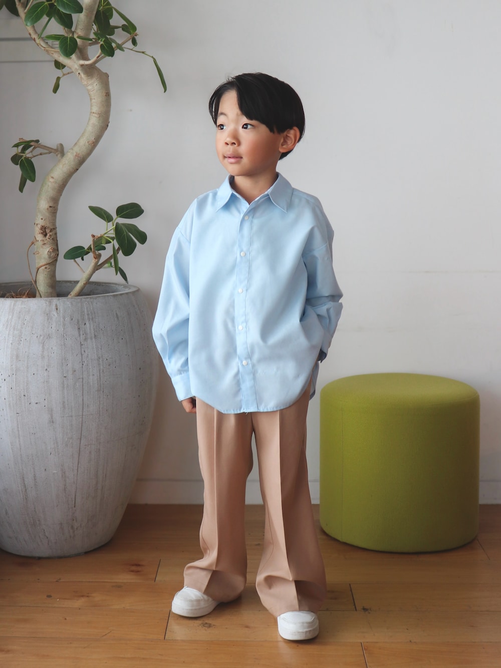 ベージュ系のチノパンツ、ブルー系のシャツ/ブラウスを着用したキッズの秋コーディネートの1枚目の写真