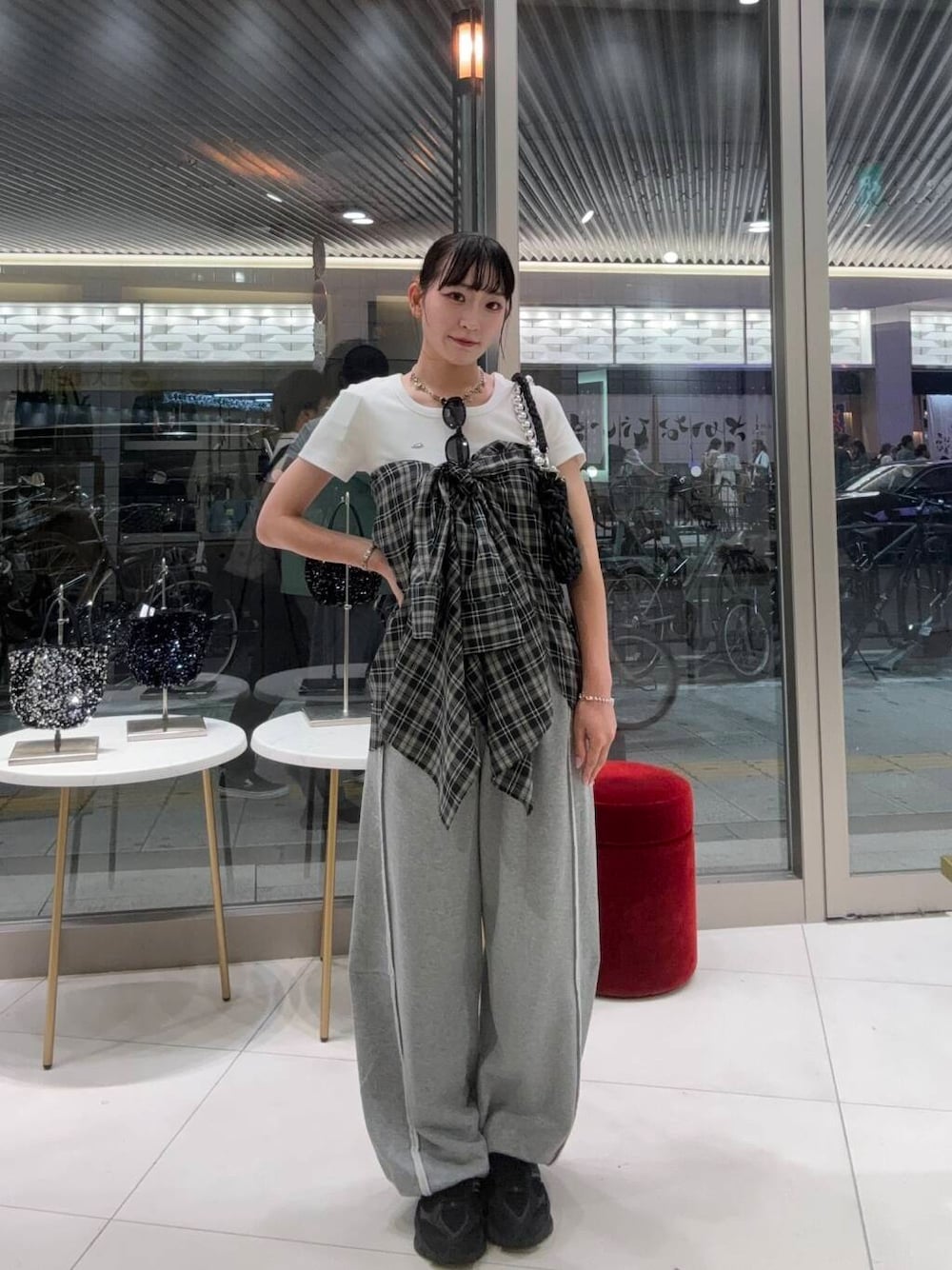 「カジュアル、ビスチェ、レイヤード、アレンジ、スウェットパンツ、スポーツカジュアル、シャツが主役の夏コーデ」｜「RODE SKOのボールチェーン付き編み込みバッグ（ハンドバッグ、ブラック系）」を使った、aika0713さん（レディース・162cm）の夏コーディネートの1枚目の写真