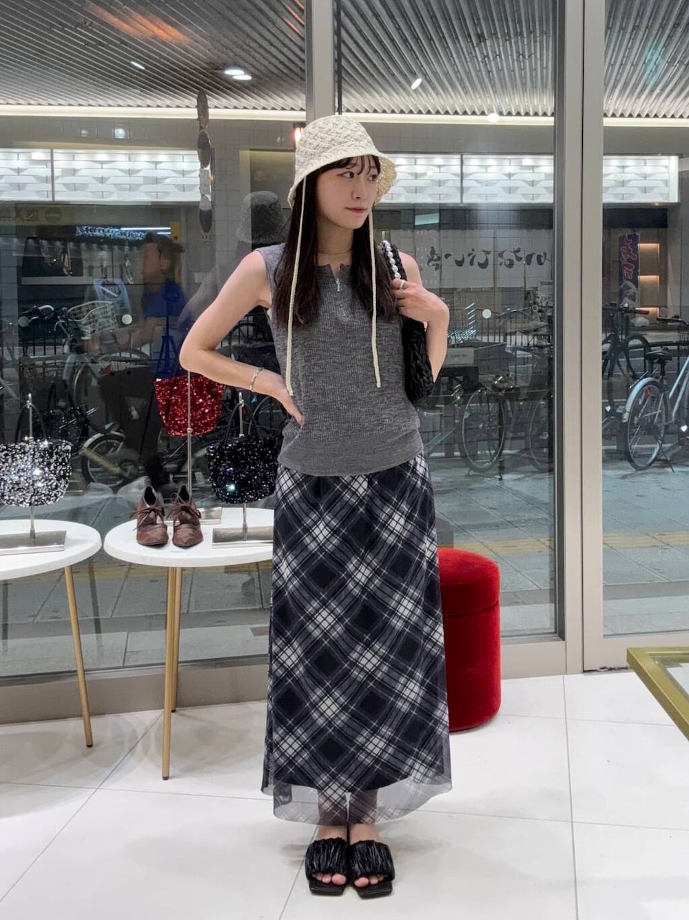 「カジュアル、ワントーン、チェックスカート、シアー、夏コーデ」｜「RODE SKOのボールチェーン付き編み込みバッグ（ハンドバッグ、ブラック系）」を使った、aika0713さん（レディース・162cm）の夏コーディネートの1枚目の写真