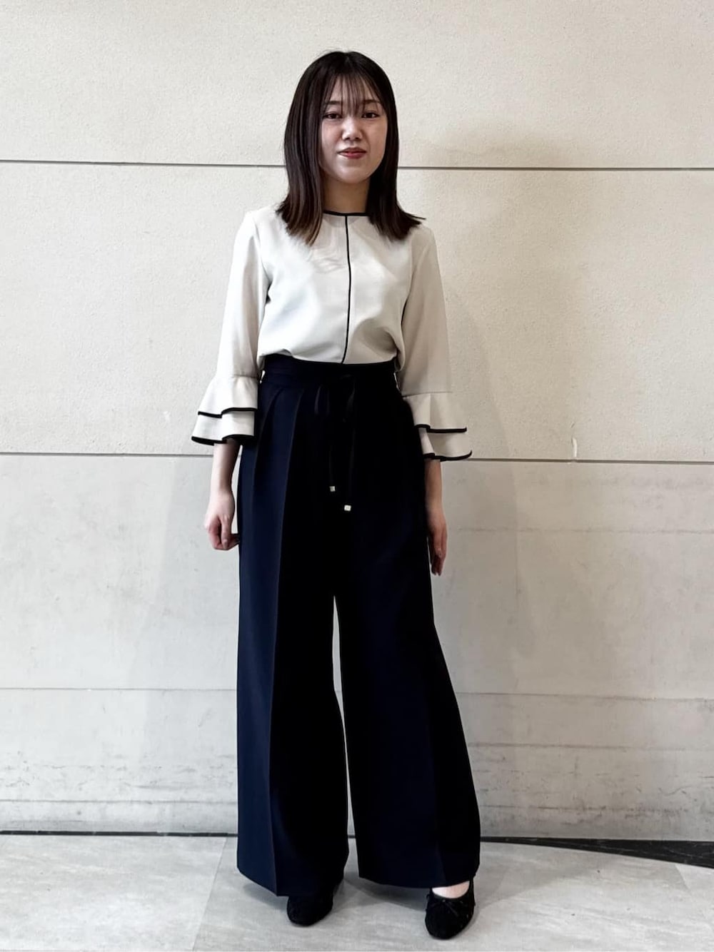 ベージュ系のシャツ/ブラウス、ブルー系のその他パンツ、ブラック系のパンプスを着用したレディースの春コーディネートの1枚目の写真