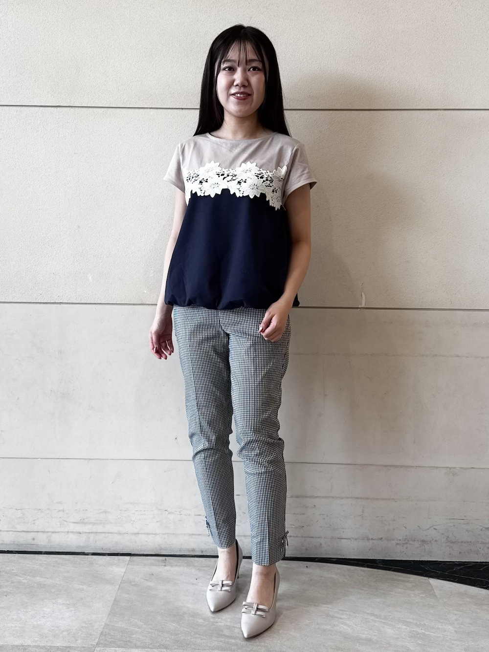 ブルー系のTシャツ/カットソー、ブラック系のその他パンツ、ベージュ系のパンプスを着用したレディースの春コーディネートの1枚目の写真
