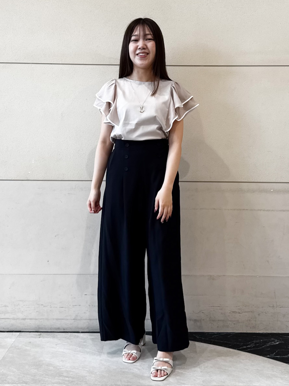 ベージュ系のTシャツ/カットソー、ブルー系のその他パンツ、ホワイト系のサンダルを着用したレディースの夏コーディネートの1枚目の写真