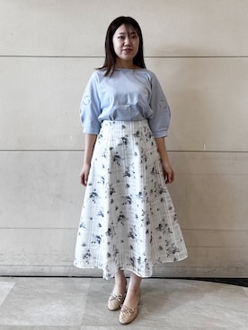 「couture brooch（クチュールブローチ）の【接触冷感・UVカット】60シルケット エンブロドルマントップス（Tシャツ/カットソー、ブルー系）」を使った、ふみさん（レディース）の春コーディネート