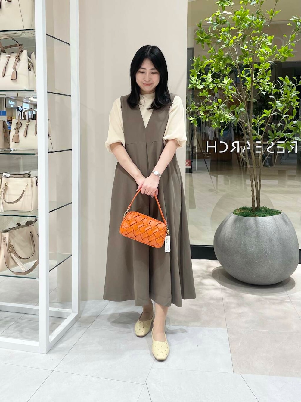 「シンプル、ワンピース、アーバンリサーチ、URBANRESEARCH、ootd、春コーデ、新作、30代、新作コーデ、毎日コーデ、164cm」｜「RODE SKOのメッシュライクショルダーバッグ（ショルダーバッグ、オレンジ系）」を使った、yuuuur01さん（レディース・164cm）の春コーディネートの1枚目の写真