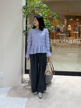 「ITEMS URBANRESEARCH（アイテムズ アーバンリサーチ）のシャーリングフレアスリーブニット（ニット/セーター、パープル系）」を使った、yuuさん（レディース・164cm）の春コーディネート