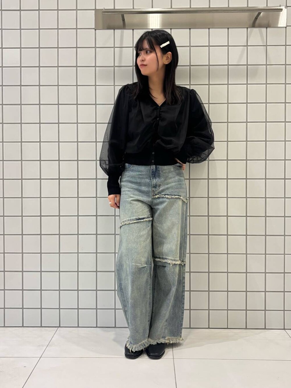 ブラック系のブーツ、ブルー系のデニムパンツ、ブラック系のカーディガン/ボレロを着用したレディースの冬コーディネートの1枚目の写真