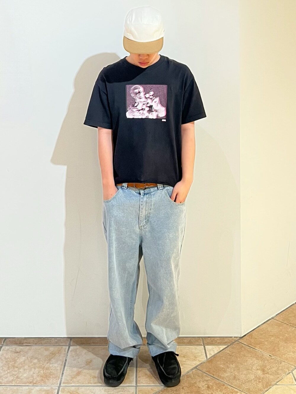 ベージュ系のキャップを着用したメンズの夏コーディネートの1枚目の写真