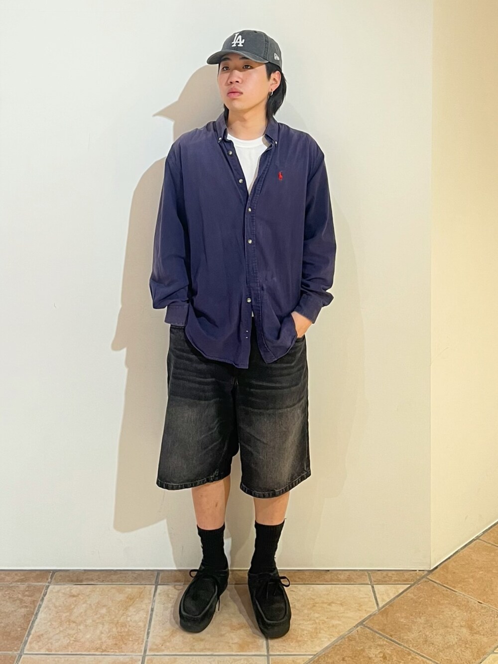 グレー系のキャップを着用したメンズの春コーディネートの1枚目の写真