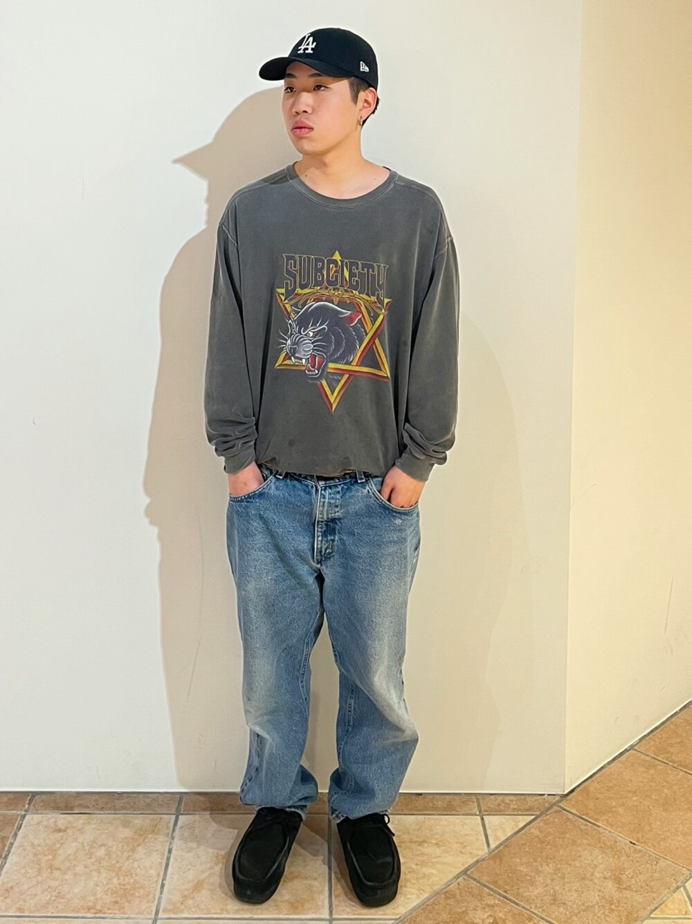 ブラック系のキャップを着用したメンズの春コーディネートの1枚目の写真