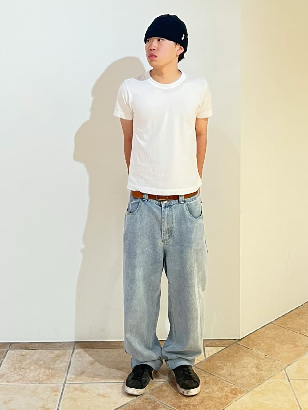 ブラック系のニットキャップ/ビーニーを着用したメンズの夏コーディネートの1枚目の写真