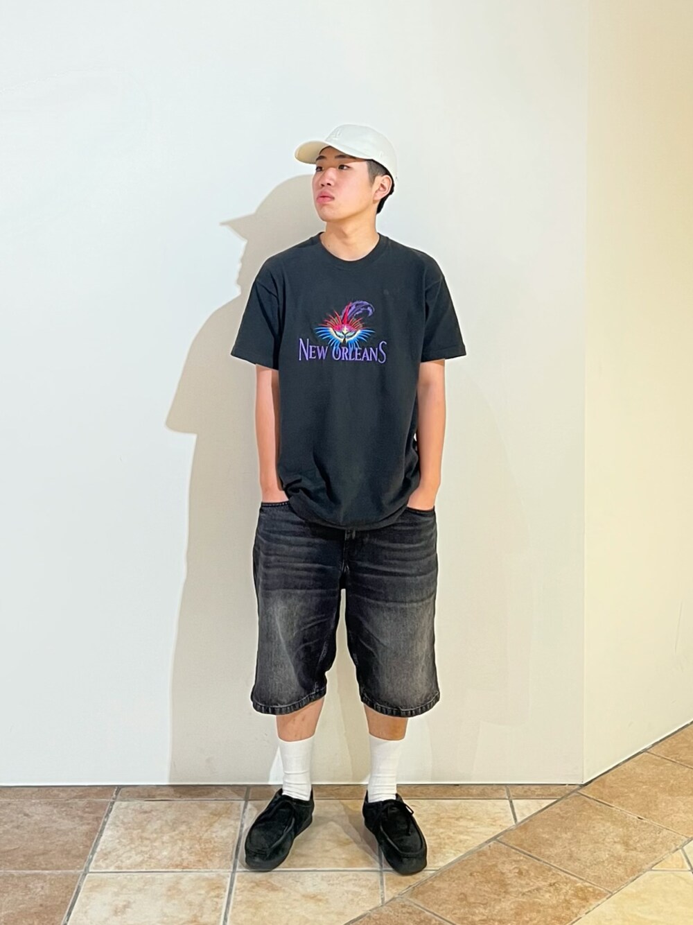 ホワイト系のキャップを着用したメンズの夏コーディネートの1枚目の写真