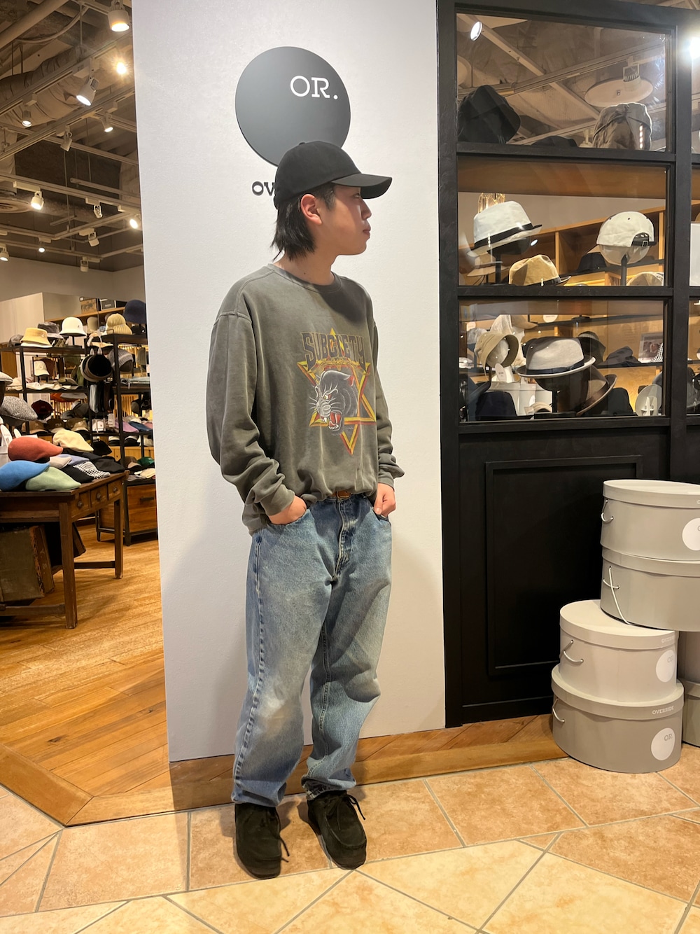 ブラック系のキャップを着用したメンズの春コーディネートの1枚目の写真