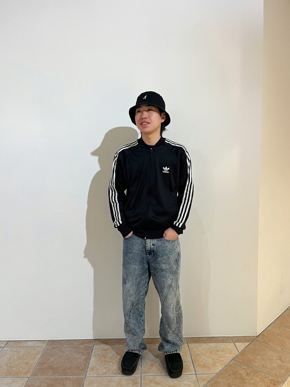 ブラック系のハットを着用したメンズの春コーディネートの1枚目の写真