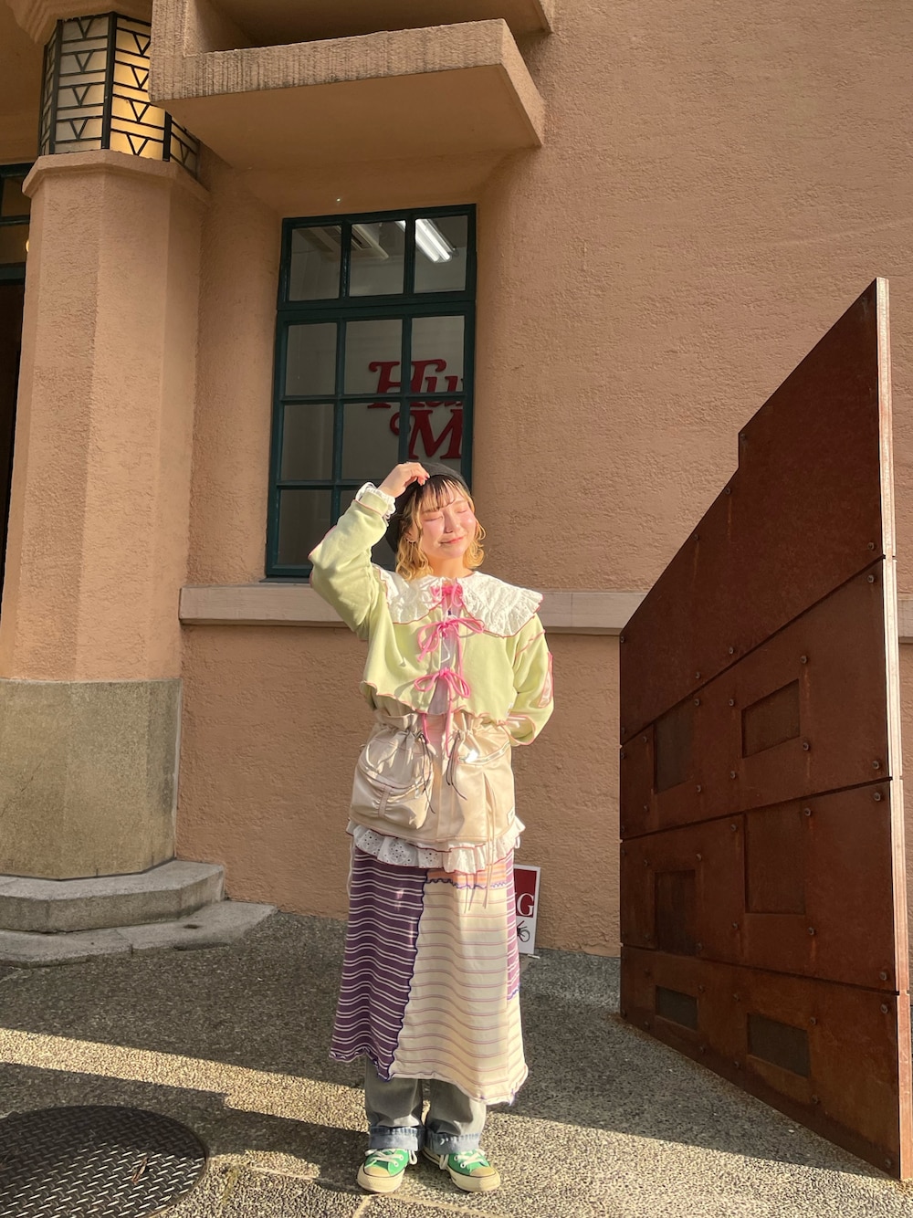 「チャオパニック、チャオパニック(Ciaopanic)、CIAOPANIC、ciaopanic、春服、春服コーデ、レイヤードスタイル、スウェット、骨格ナチュラル、157cm」｜「HELLO.SANFRANCISCOの【あや企画】【HELLO.SANFRANCISCO/ハローサンフランシスコ】配色ステッチフリルチュニック（チュニック、ピンク系）」を使った、natsusongさん（レディース・157cm）の春コーディネートの1枚目の写真