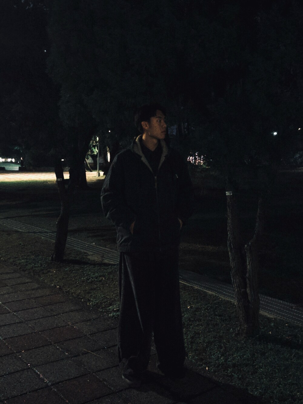 「VINTAGEのアイテム（モッズコート、ブラック系）」を使った、liuandyさん（メンズ・185cm）の春コーディネートの1枚目の写真