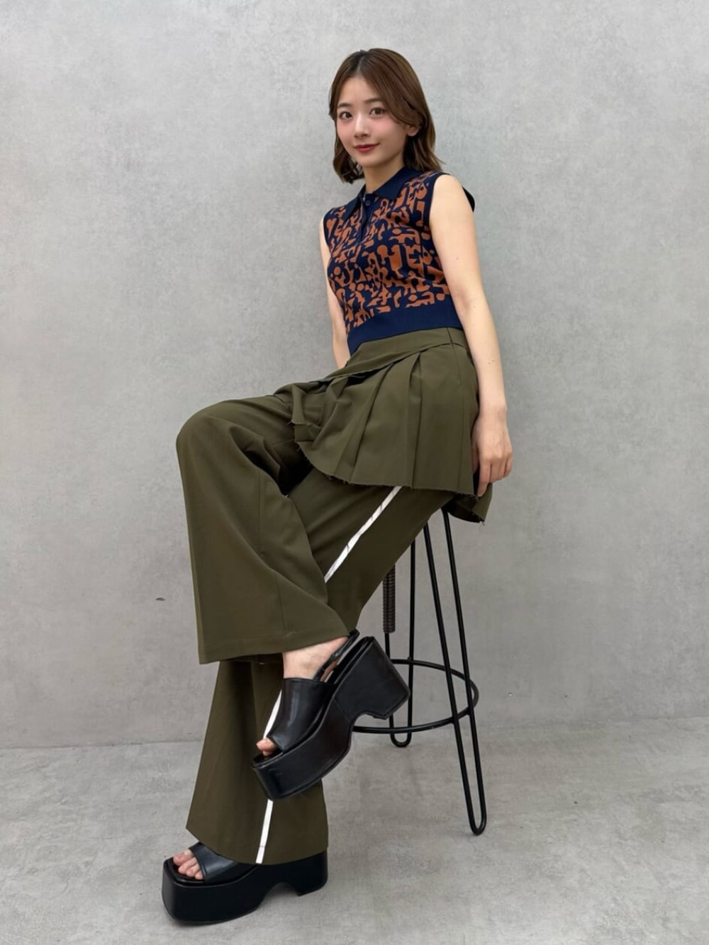 ブルー系のニット/セーター、グリーン系のその他パンツ、グリーン系のスカートを着用したレディースの夏コーディネートの1枚目の写真