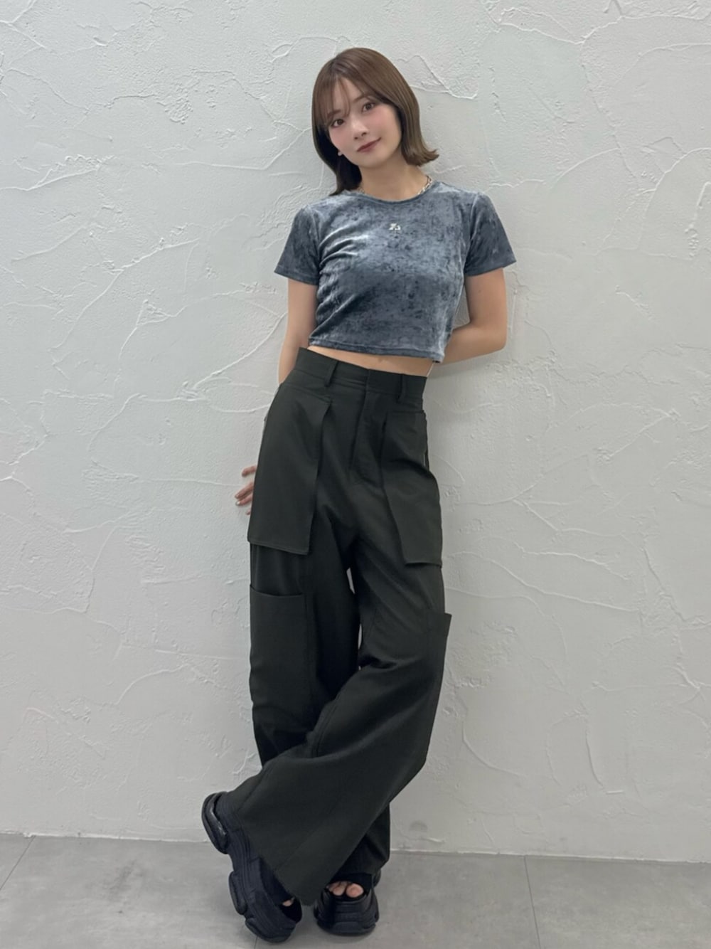 ブルー系のTシャツ/カットソー、ブラック系のカーゴパンツを着用したレディースの夏コーディネートの1枚目の写真