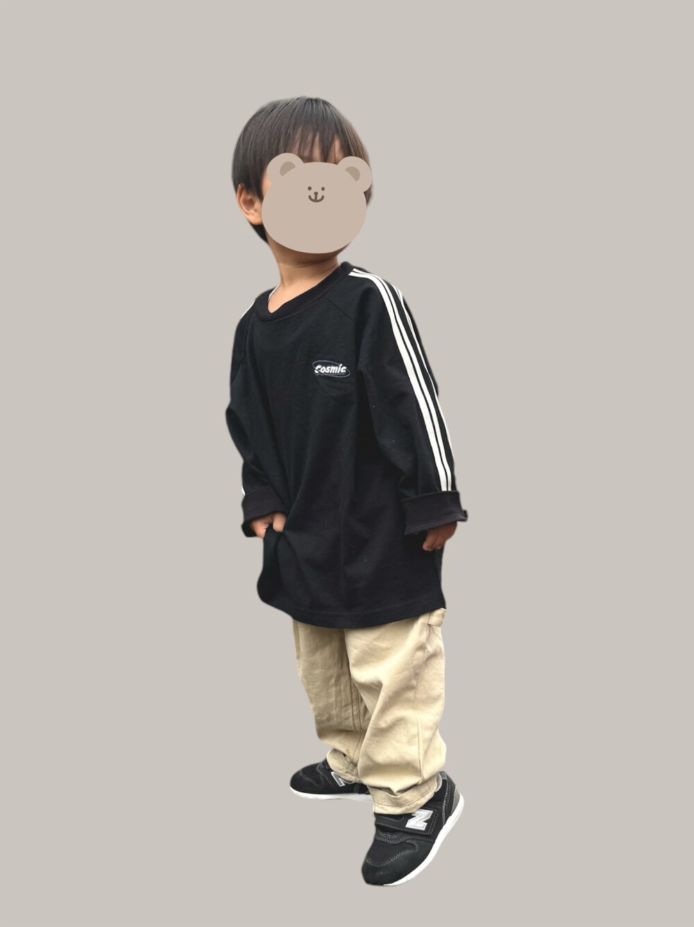 「男の子コーデ、チノパン、ロンT、スポーツミックス、カジュアルコーデ、ストリート、ストリートコーデ、秋コーデ、スニーカー、スニーカーコーデ、ニューバランス、休日スタイル、おしゃれさんと繋がりたい」｜「PAIRMANON STREETの【PAIRMANON STREET】袖ライン ワンポイント刺繍 ロンT 長袖 Tシャツ（Tシャツ/カットソー、ブラック系）」を使った、®️さん（キッズ・90cm）の秋コーディネートの1枚目の写真