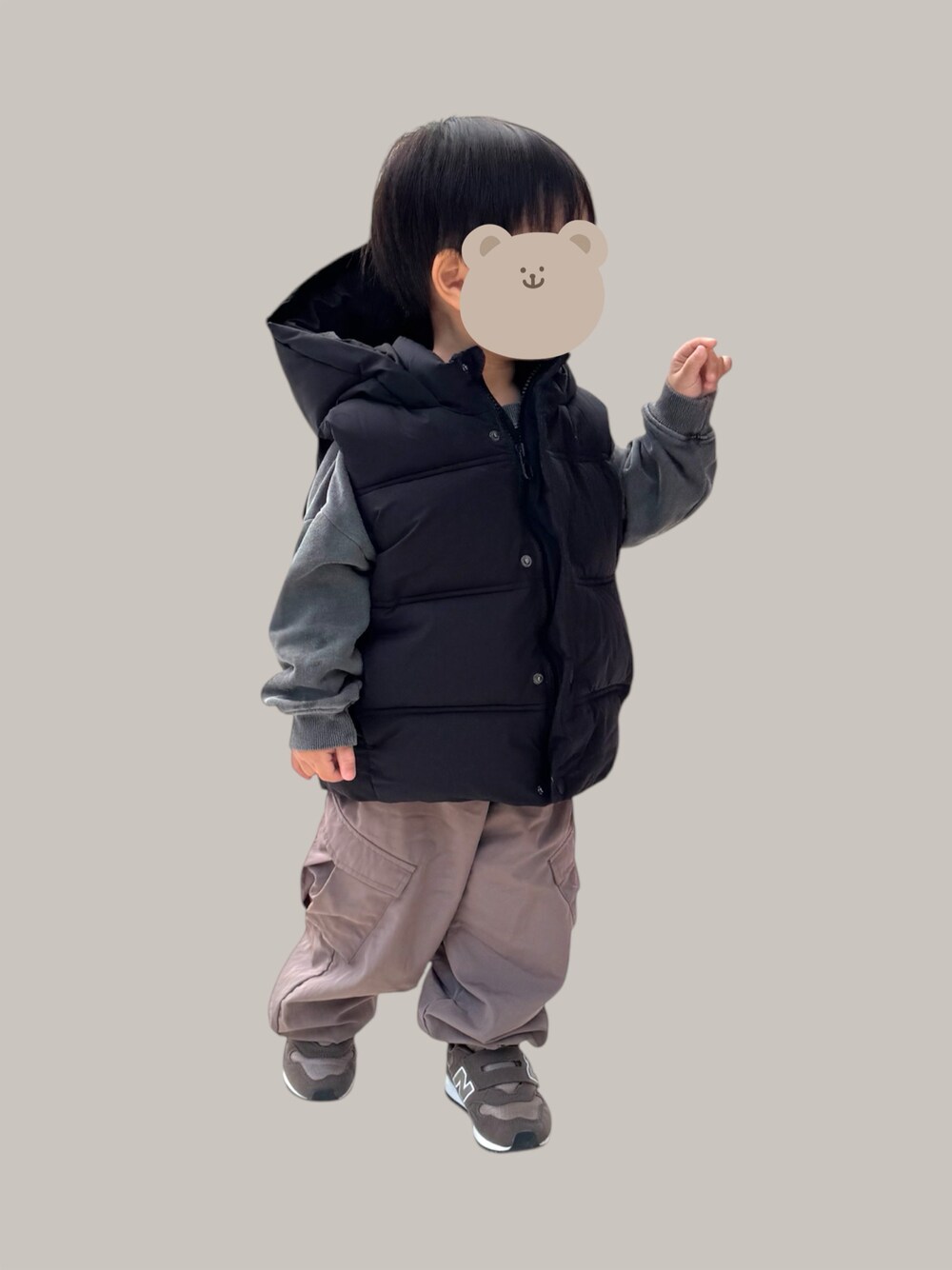 「ダウンジャケット、モノトーン、シンプルコーデ、お出かけコーデ、ダウンベスト、スウェットコーデ、男の子コーデ、グレーコーデ、ザラキッズ、ペアマノンストリート、ニューバランス、おしゃれさんと繋がりたい」｜「PAIRMANON STREETの【PAIRMANON STREET】パラシュートパンツ ナイロン カーゴパンツ ウエストゴム（カーゴパンツ、ベージュ系）」を使った、®️さん（キッズ・90cm）の冬コーディネートの1枚目の写真